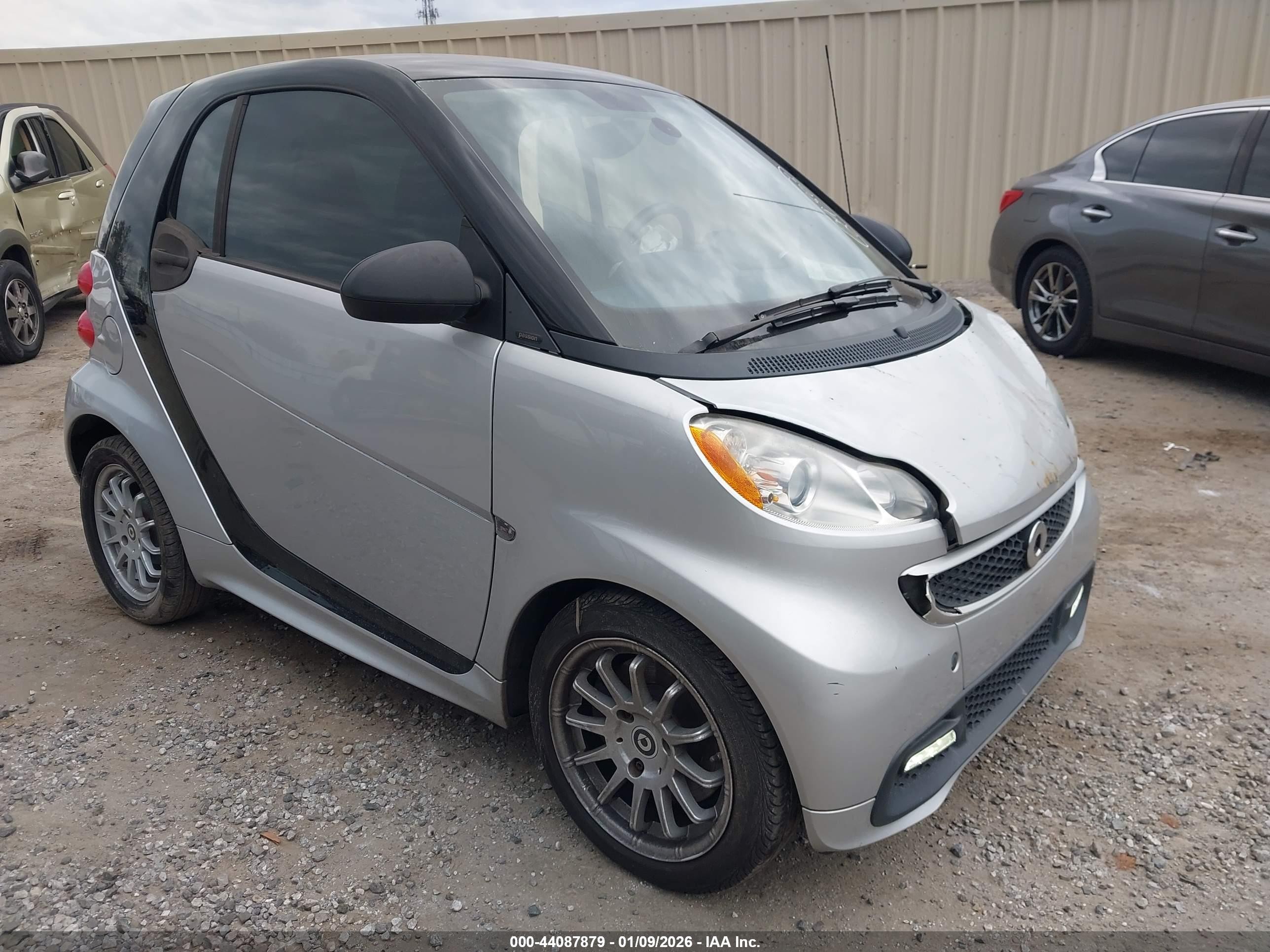 2015 Smart fortwo Passion, VIN WMEEJ3BA4FK816332 — Side