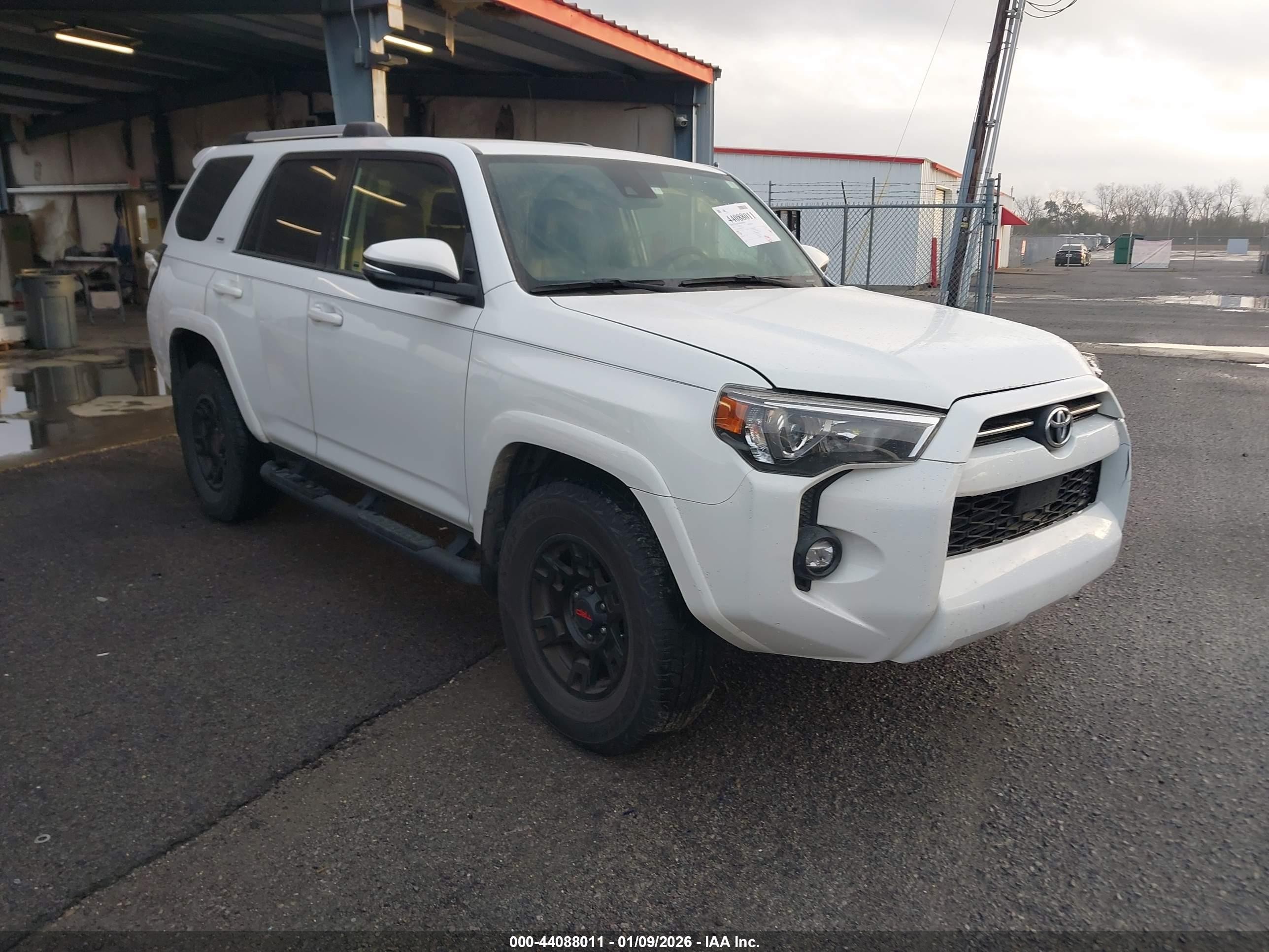 2021 Toyota 4Runner SR5 Premium, VIN JTEFU5JR7M5232432 — Front end