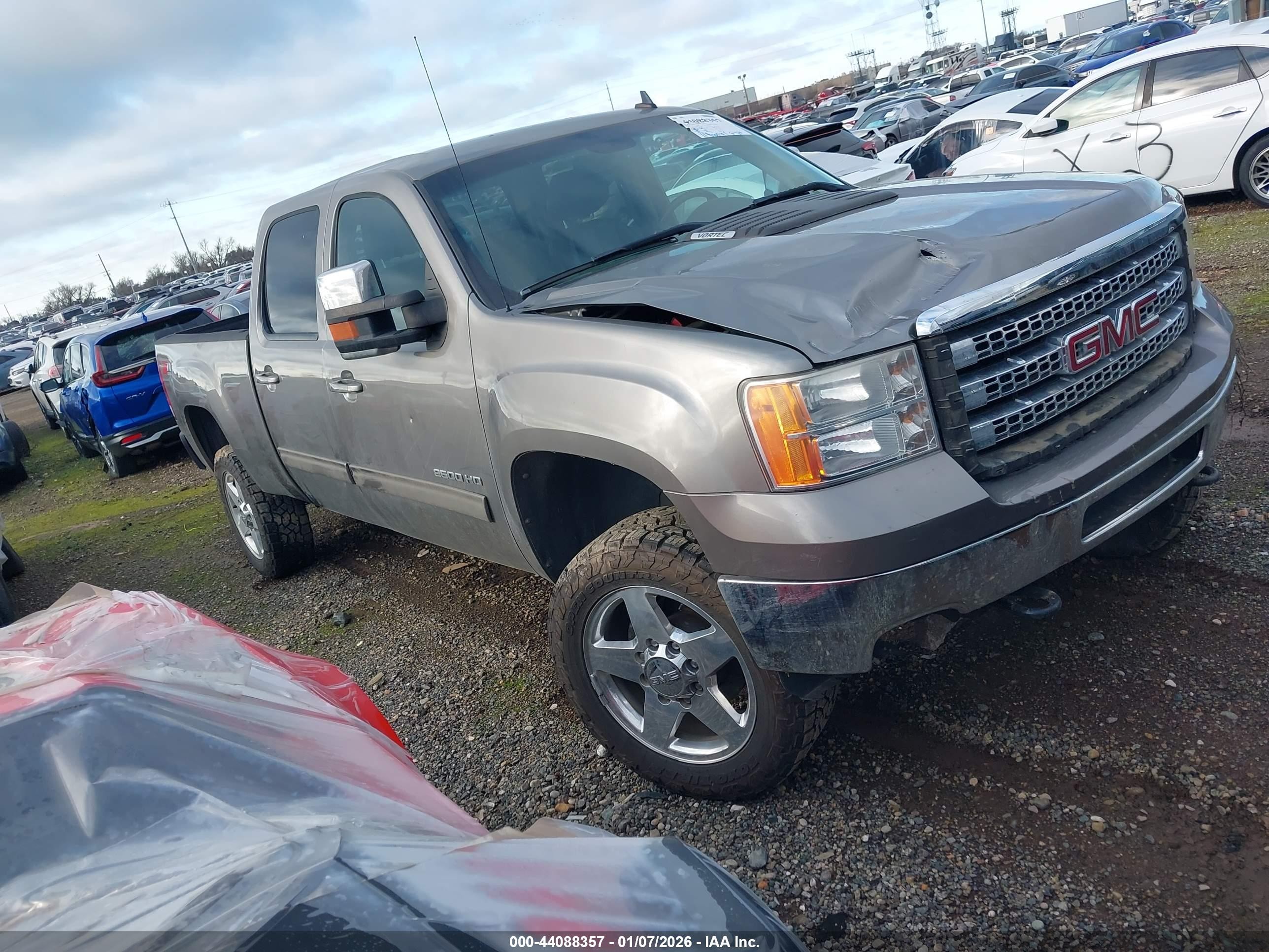 2012 GMC Sierra 2500HD SLT, VIN 1GT121CG7CF177286 — Front end