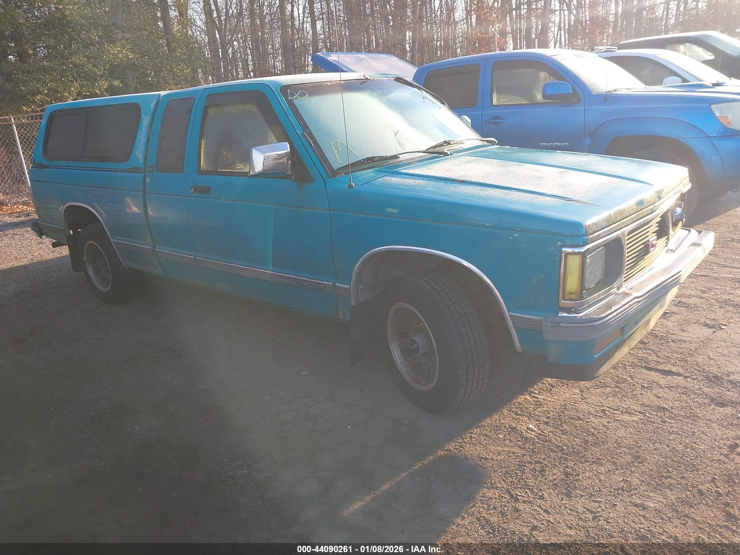1992 GMC Sonoma SLS, VIN 1GTCS19ZXN8522772 — Front end