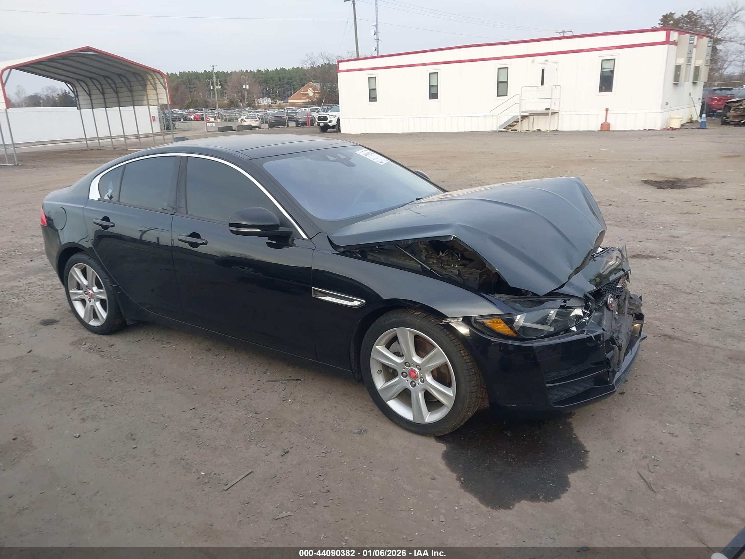 2017 Jaguar XE 25t Premium, VIN SAJAD4BG4HA970001 — Перед