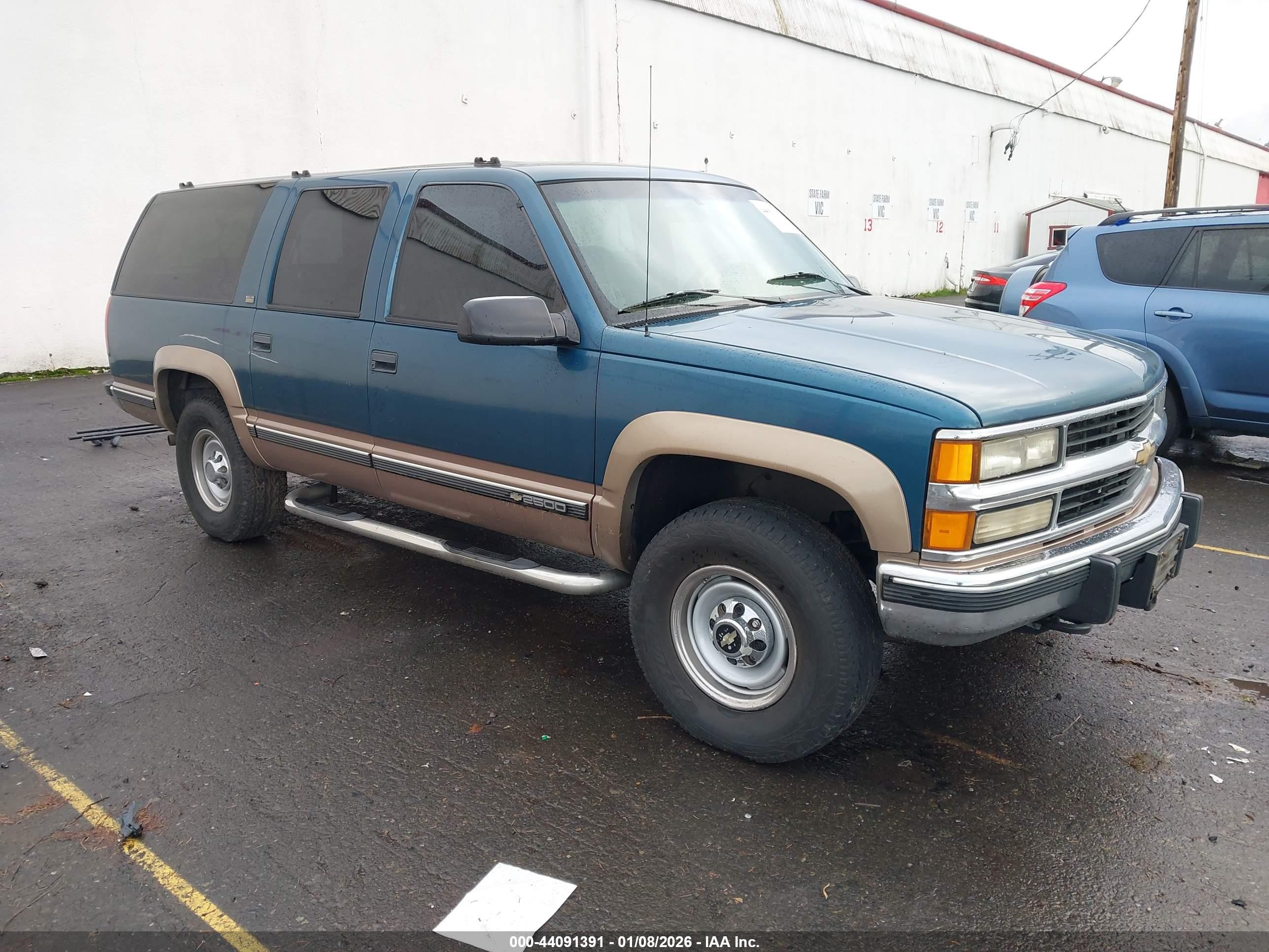 1994 Chevrolet Suburban, VIN 1GNGK26K8RJ427695 — Rear end