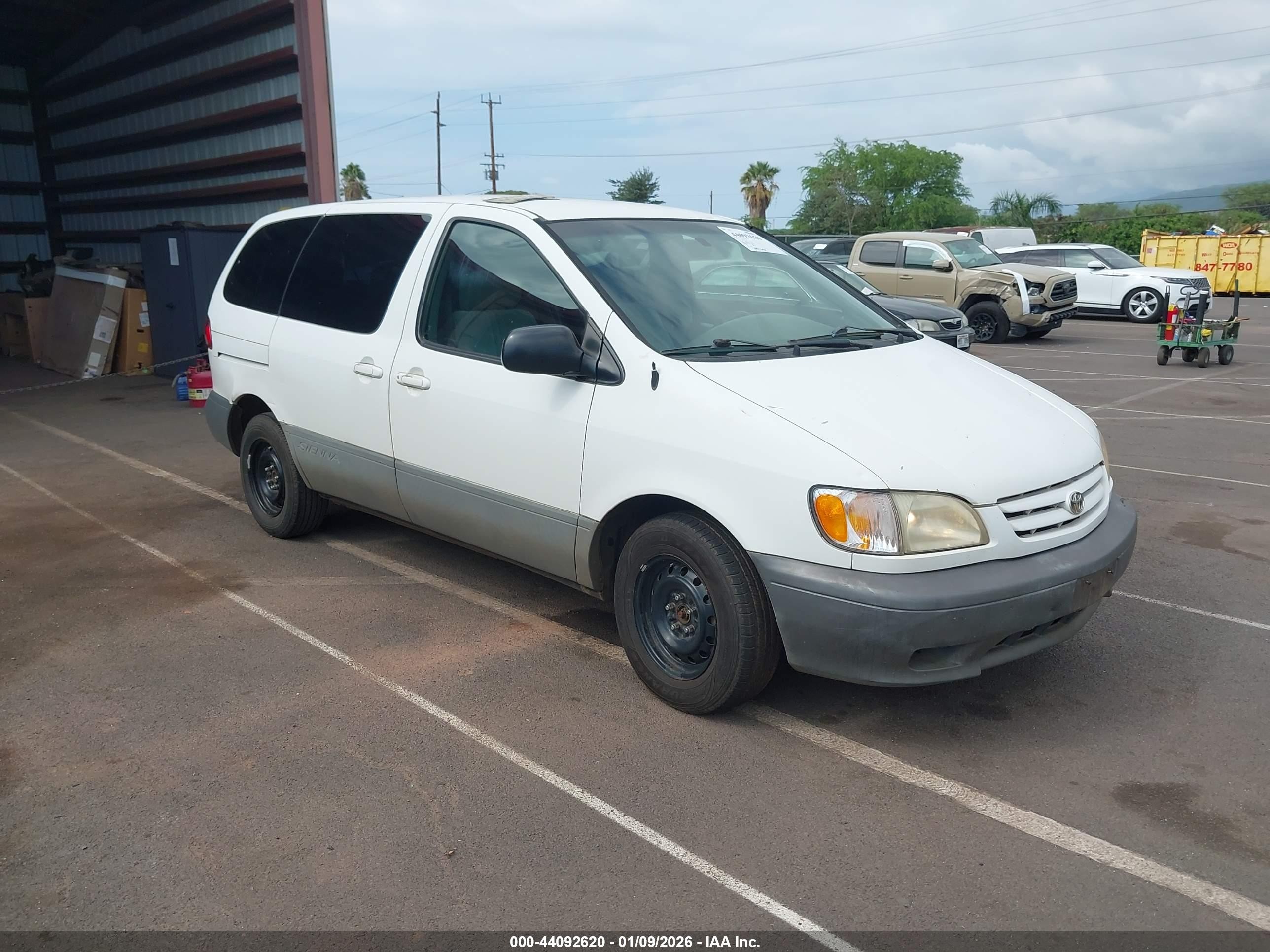 2001 Toyota Sienna CE, VIN 4T3ZF19C81U371591 — Front end