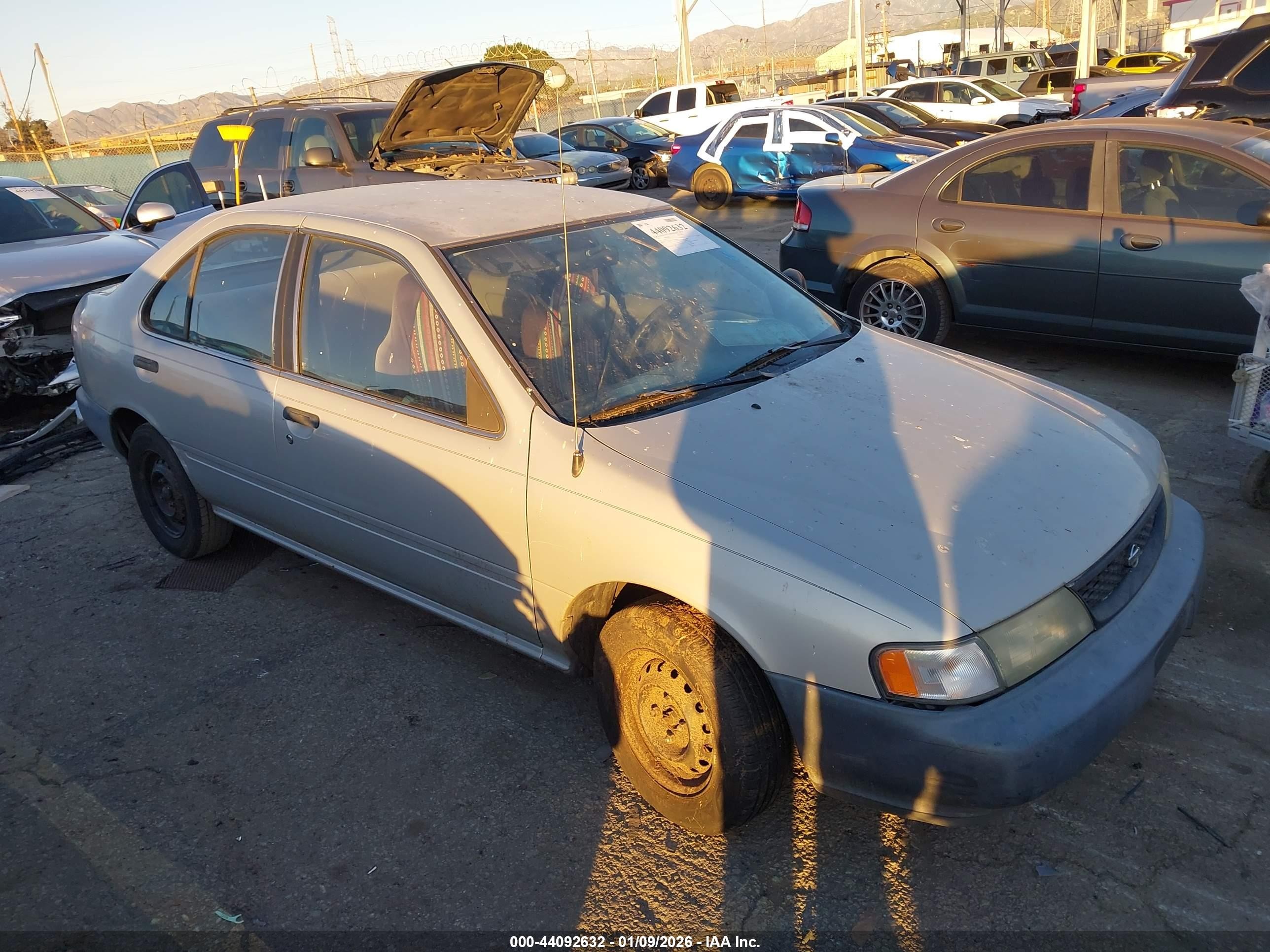 1998 Nissan Sentra XE, VIN 1N4AB41D9WC730168 — Бок
