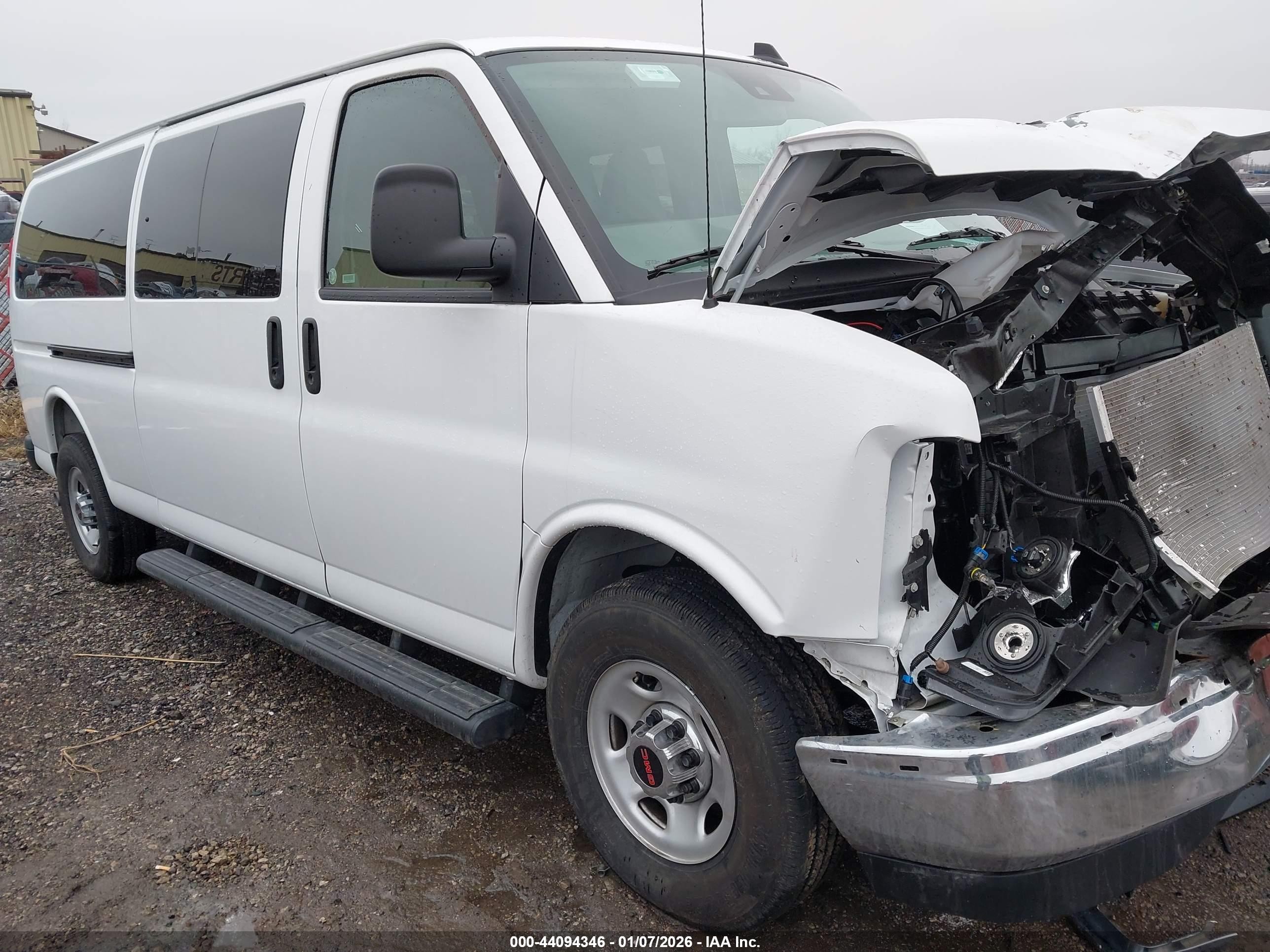 2025 GMC Savana LT, VIN 1GJZ7PFP7S1168546 — Перед