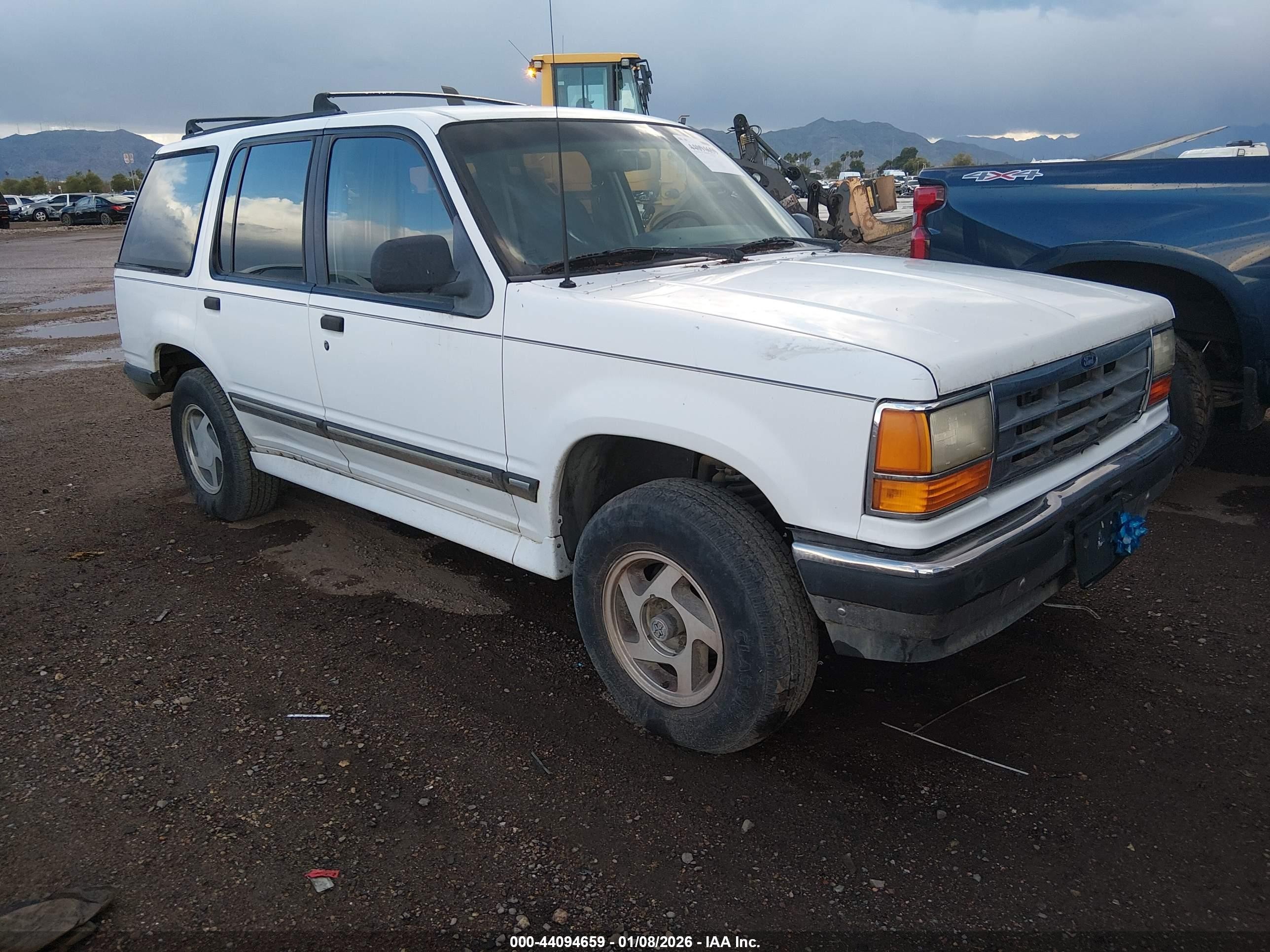 1994 Ford Explorer Eddie Bauer, VIN 1FMDU34X0RUA48579 — Front end