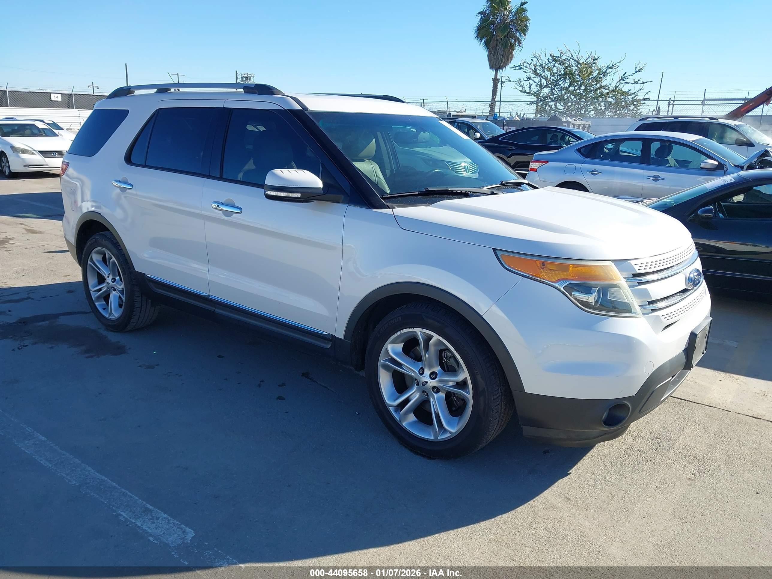 2015 Ford Explorer Limited, VIN 1FM5K7F80FGB11780 — Side