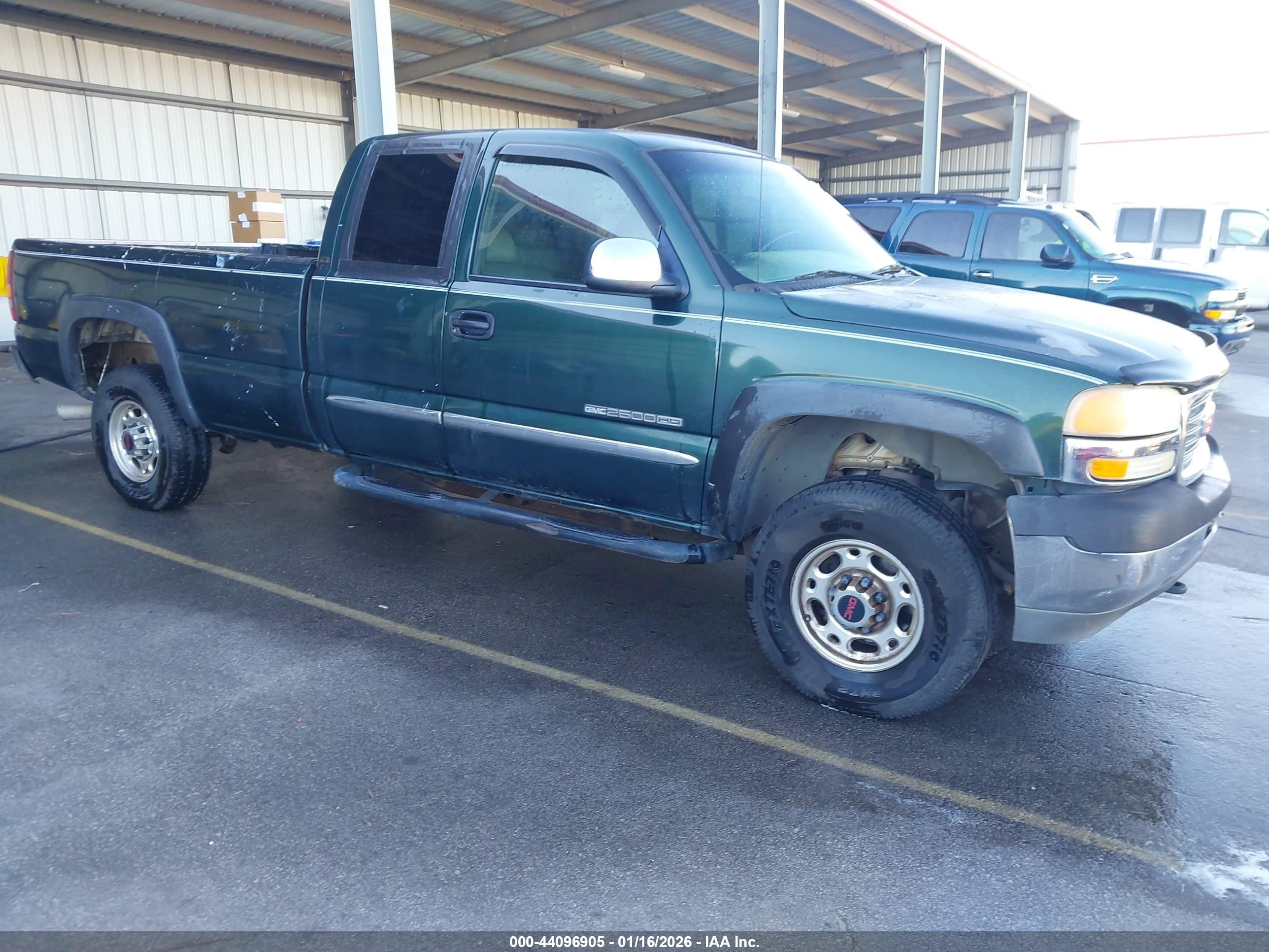 2002 GMC Sierra 2500HD Work Truck, VIN 1GTHC29UX2E147590 — Rear end