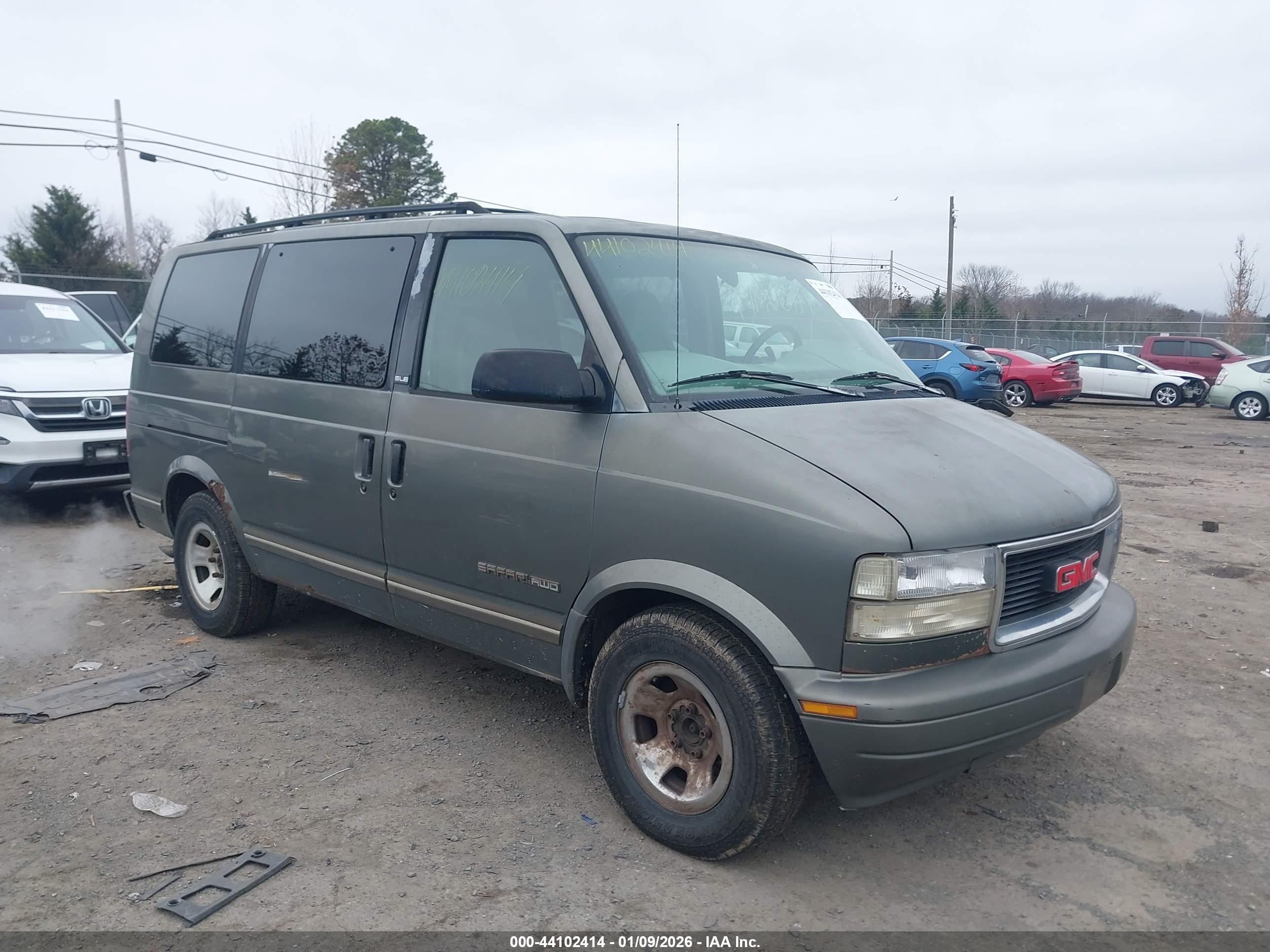 1996 GMC Safari, VIN 1GKEL19W8TB511222 — Side