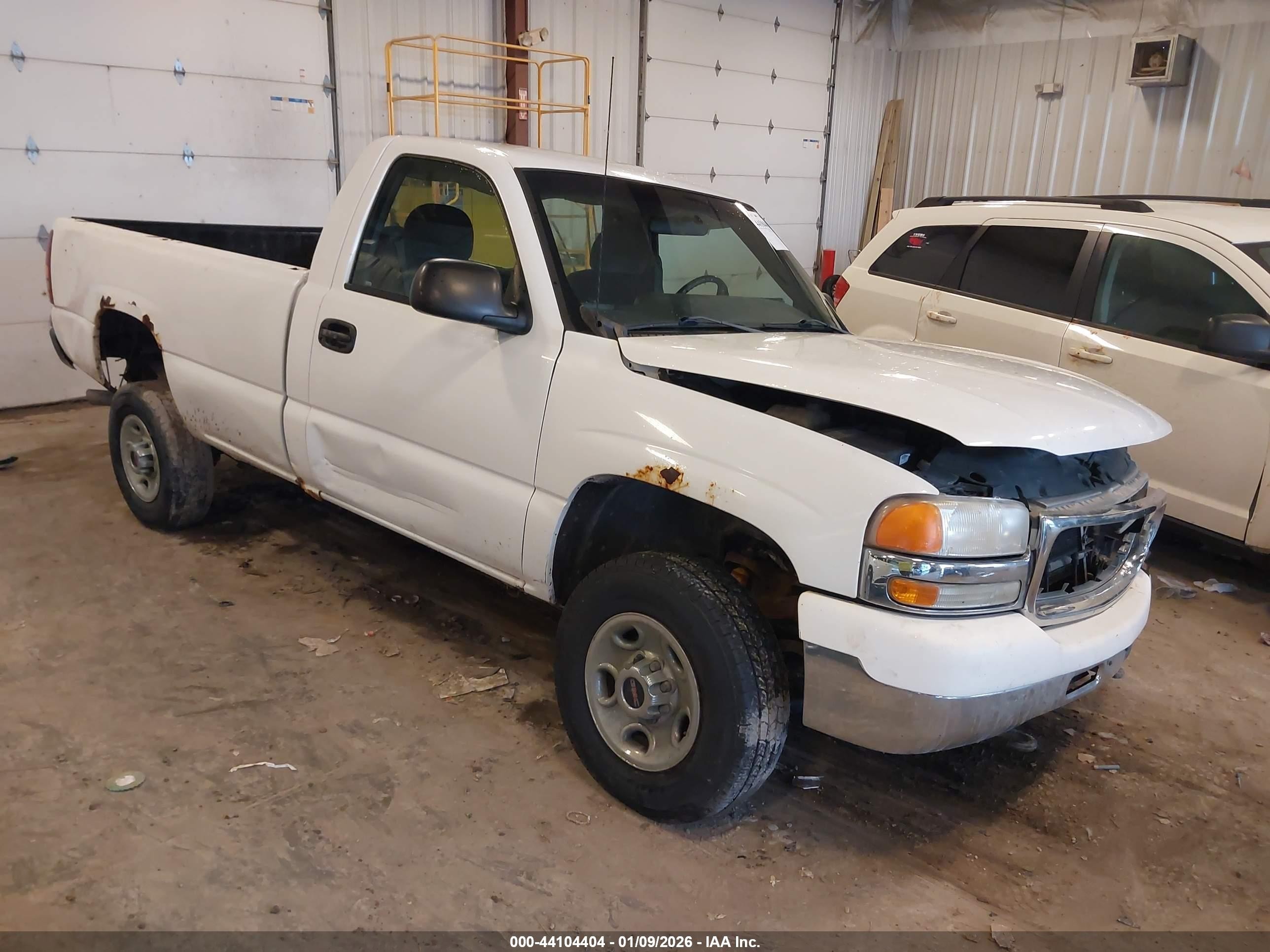 2002 GMC Sierra 2500HD SL, VIN 1GTHC24U72Z180644 — Front end