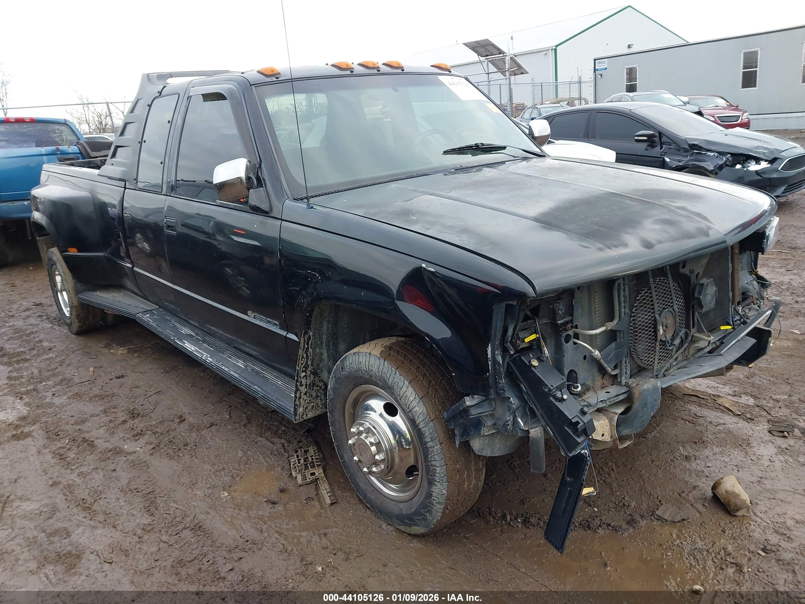 1992 Chevrolet Silverado 3500, VIN 2GCHC39N8N1141212 — All over