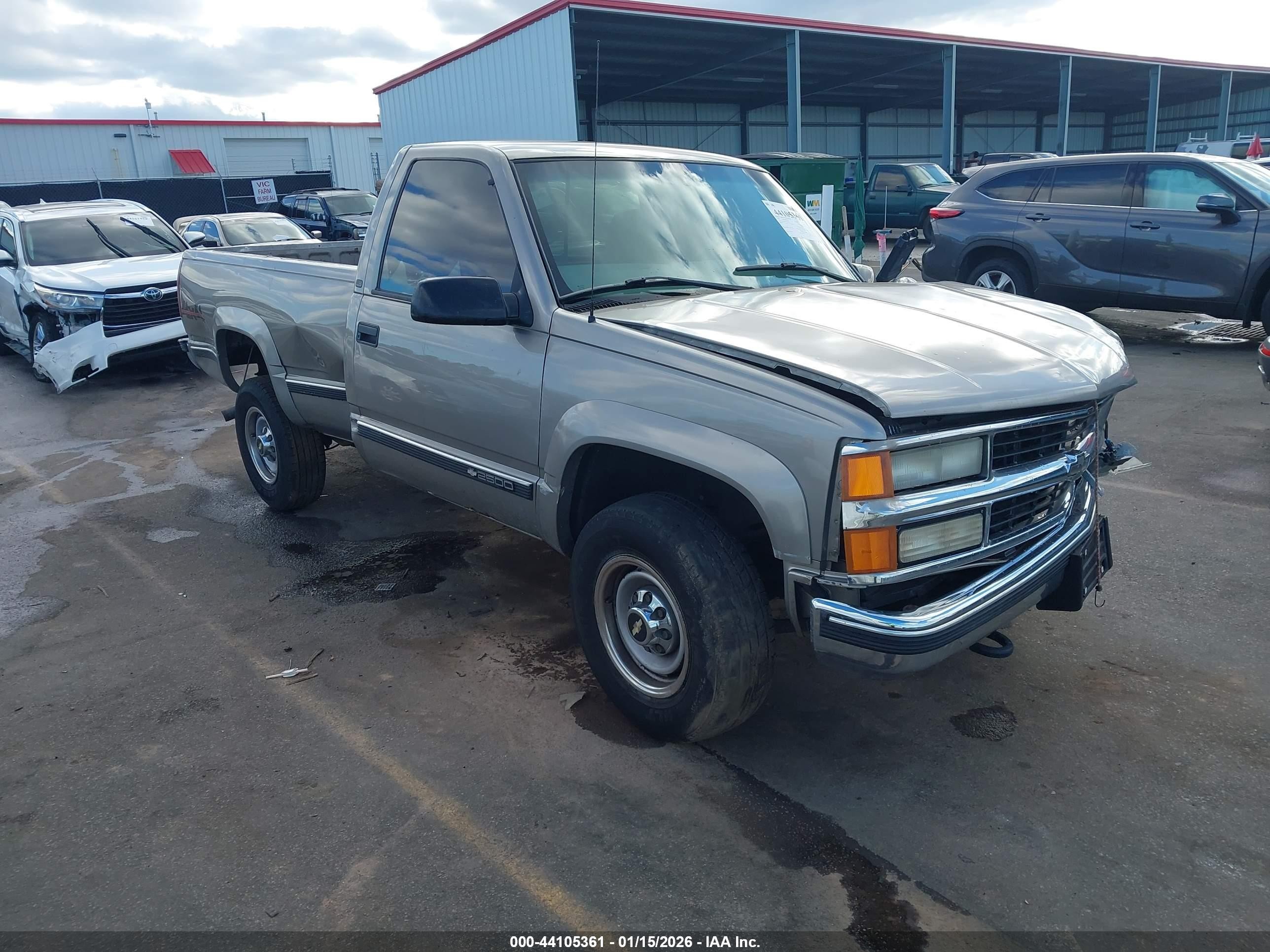 1999 Chevrolet Silverado 2500, VIN 1GCGK24R3XR718645 — Front end