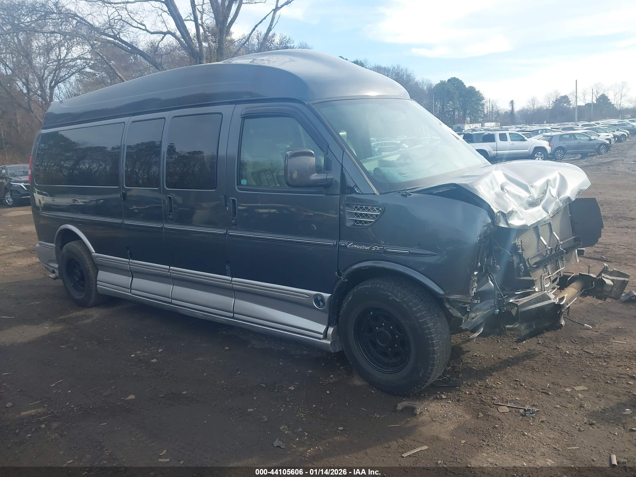 2014 Chevrolet Express 2500, VIN 1GBWGLCG2E1206670 — Front end