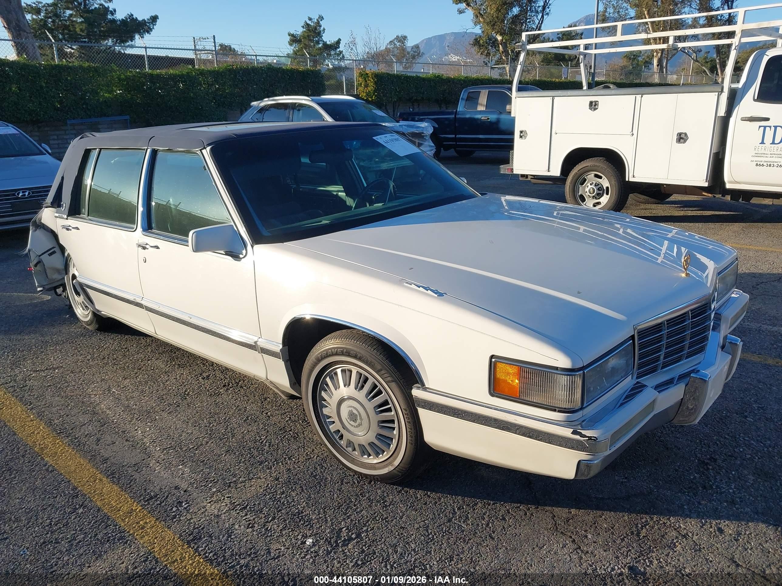 1992 Cadillac DeVille, VIN 1G6CD53BXN4302586 — Зад
