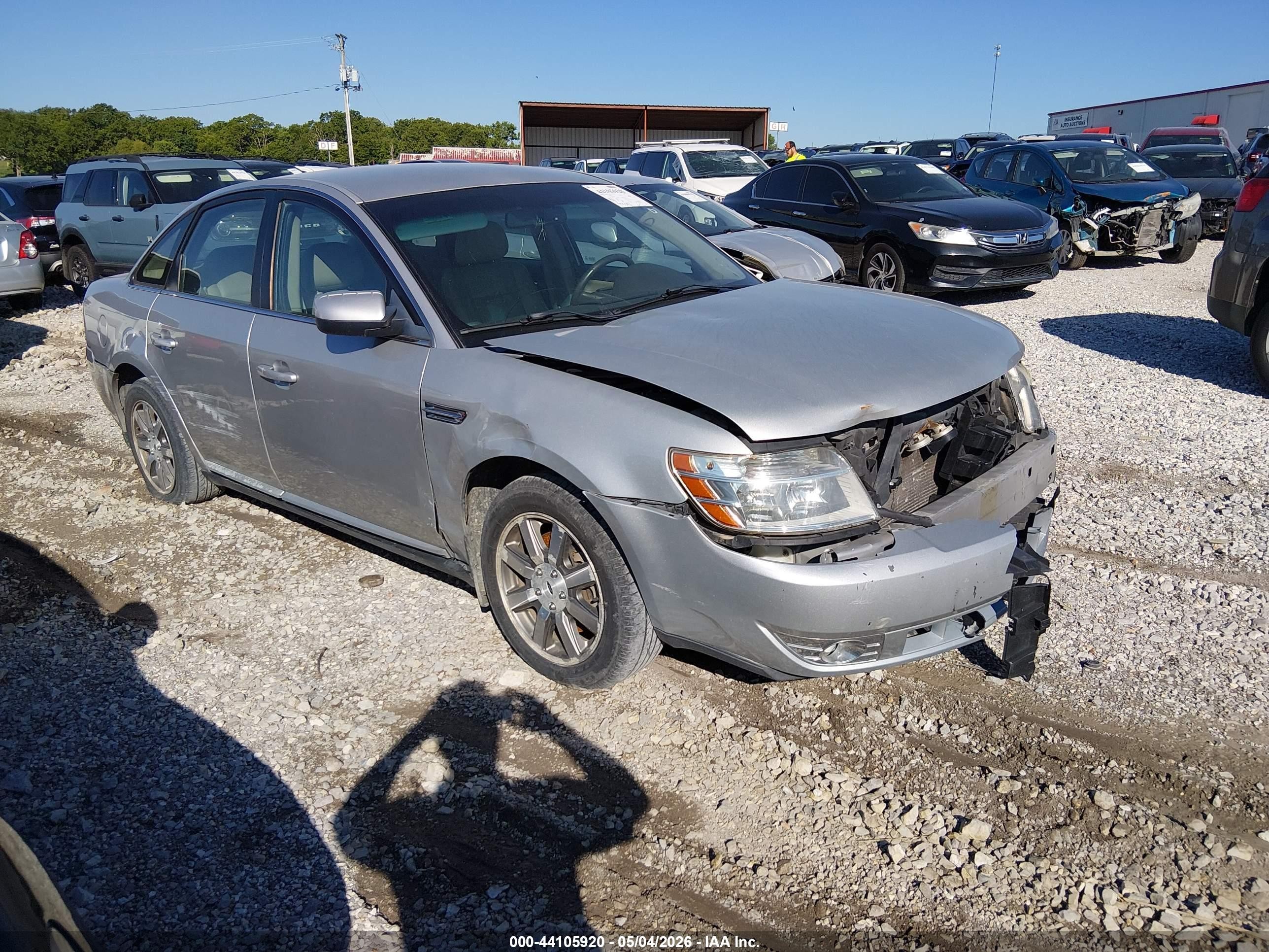 2009 Ford Taurus SEL, VIN 1FAHP24W39G101388 — Front end