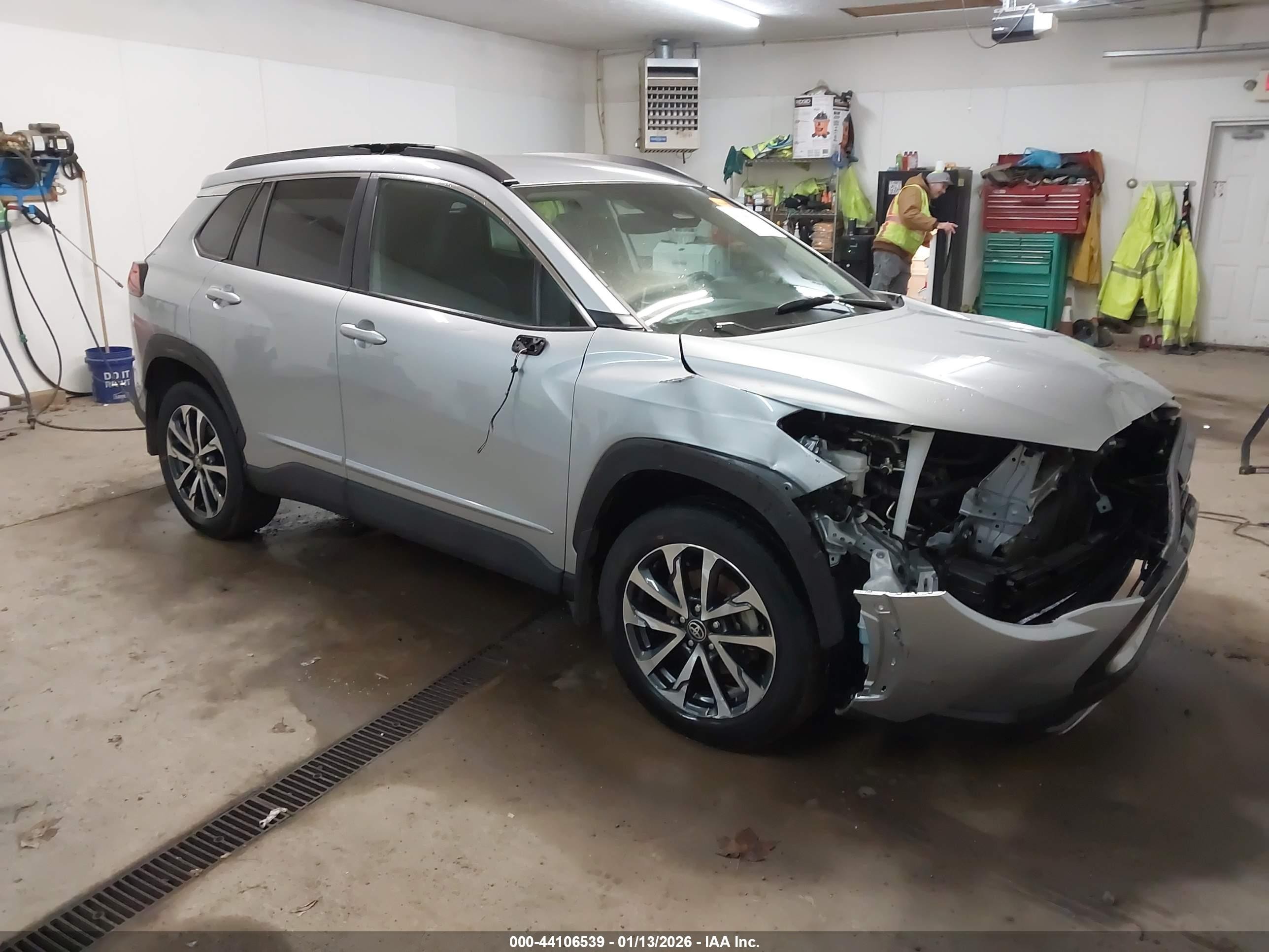 2024 Toyota Corolla Cross XLE, VIN 7MUEAABG6RV108397 — Front end