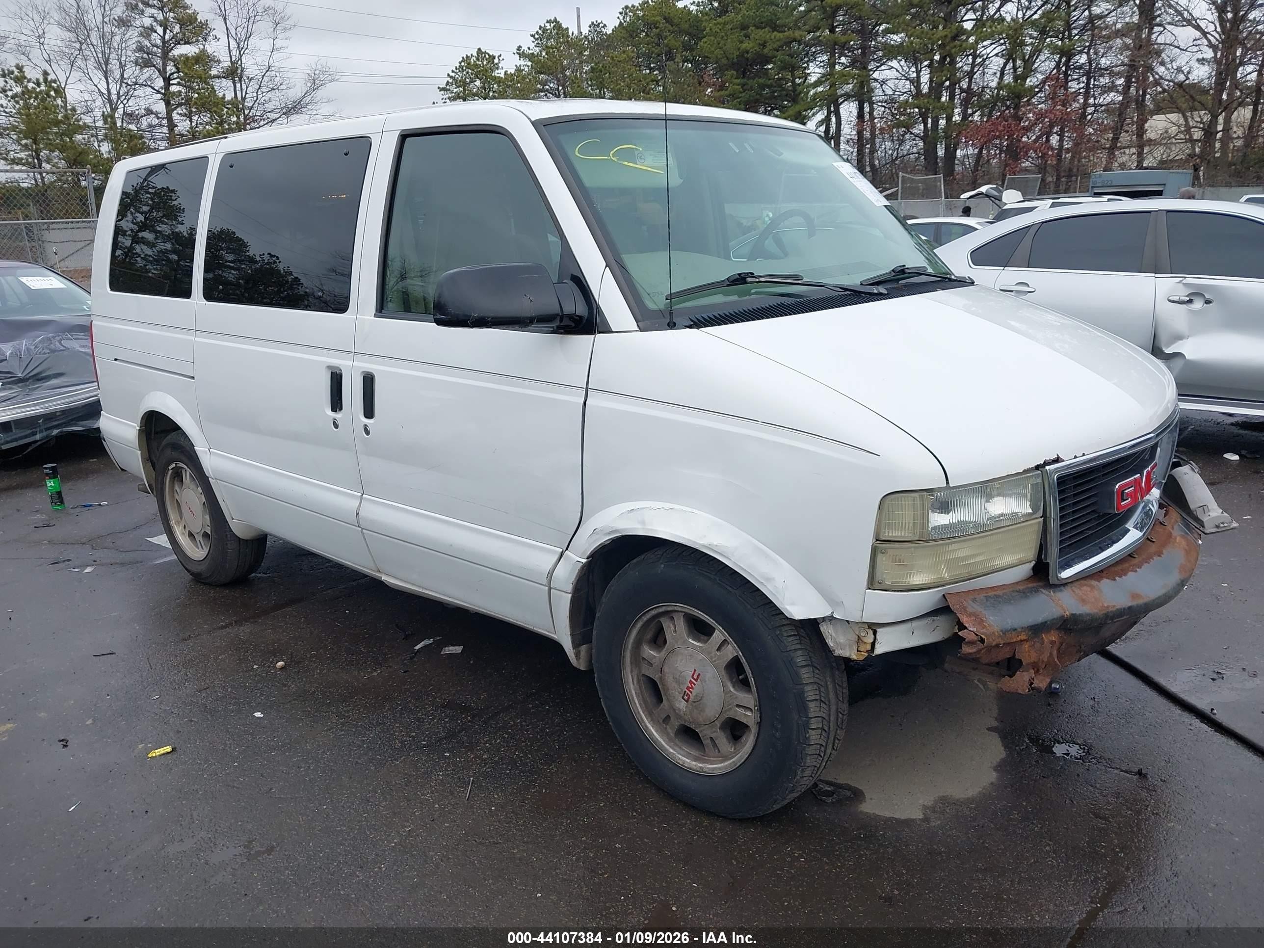 2005 GMC Safari, VIN 1GKDM19X75B503889 — Front end