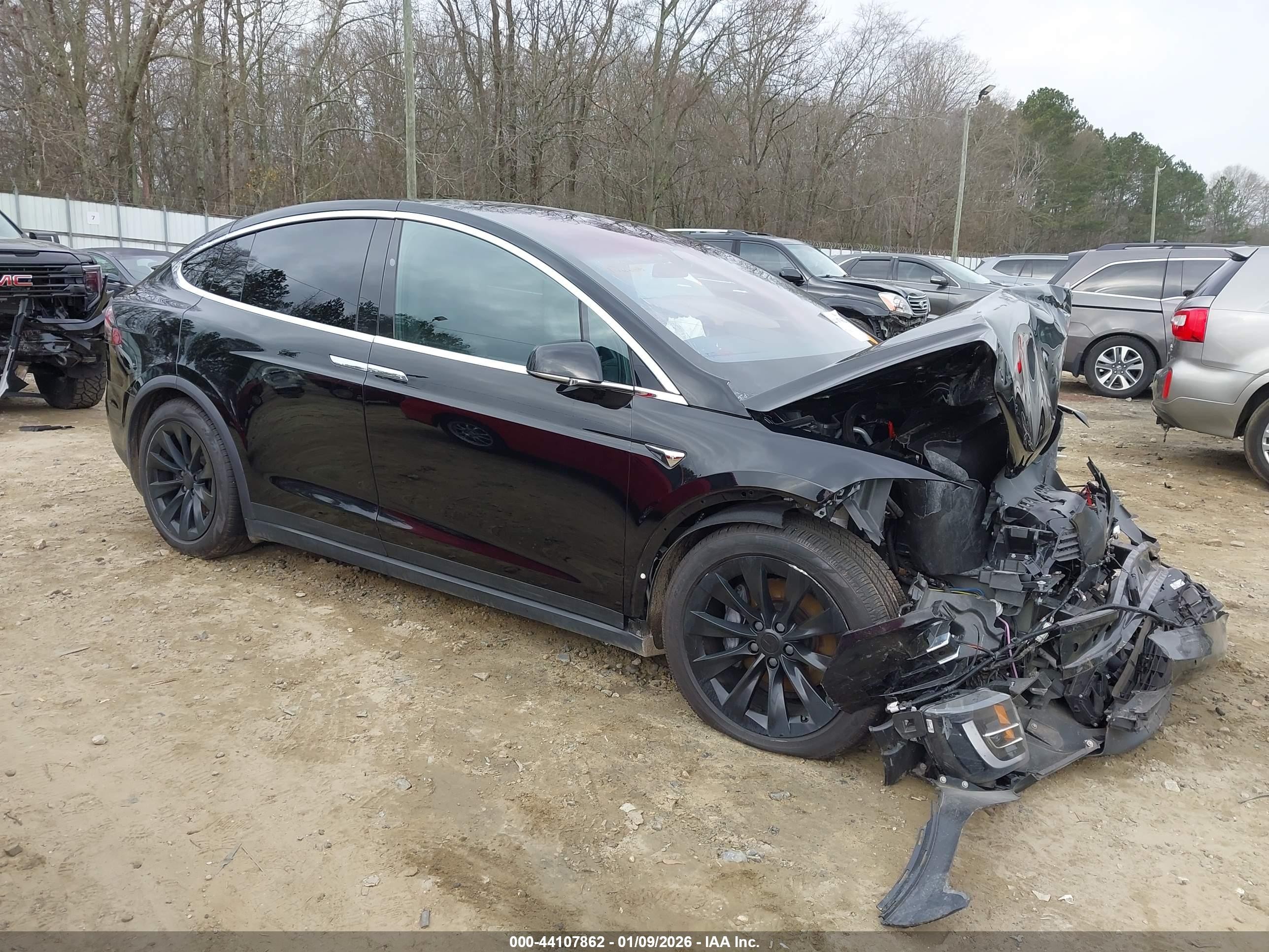 2019 Tesla Model X 75D, VIN 5YJXCAE28KF195047 — Front end