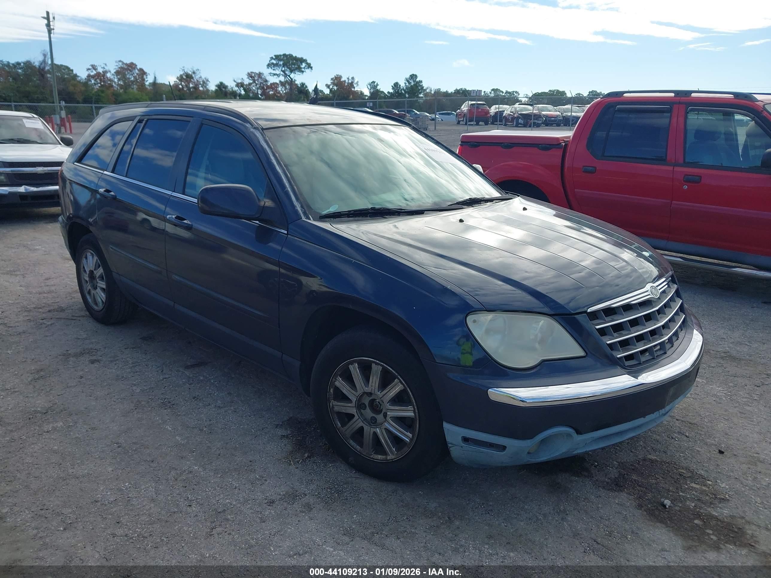 2007 Chrysler Pacifica Touring, VIN 2A8GM68X67R253338 — Front end