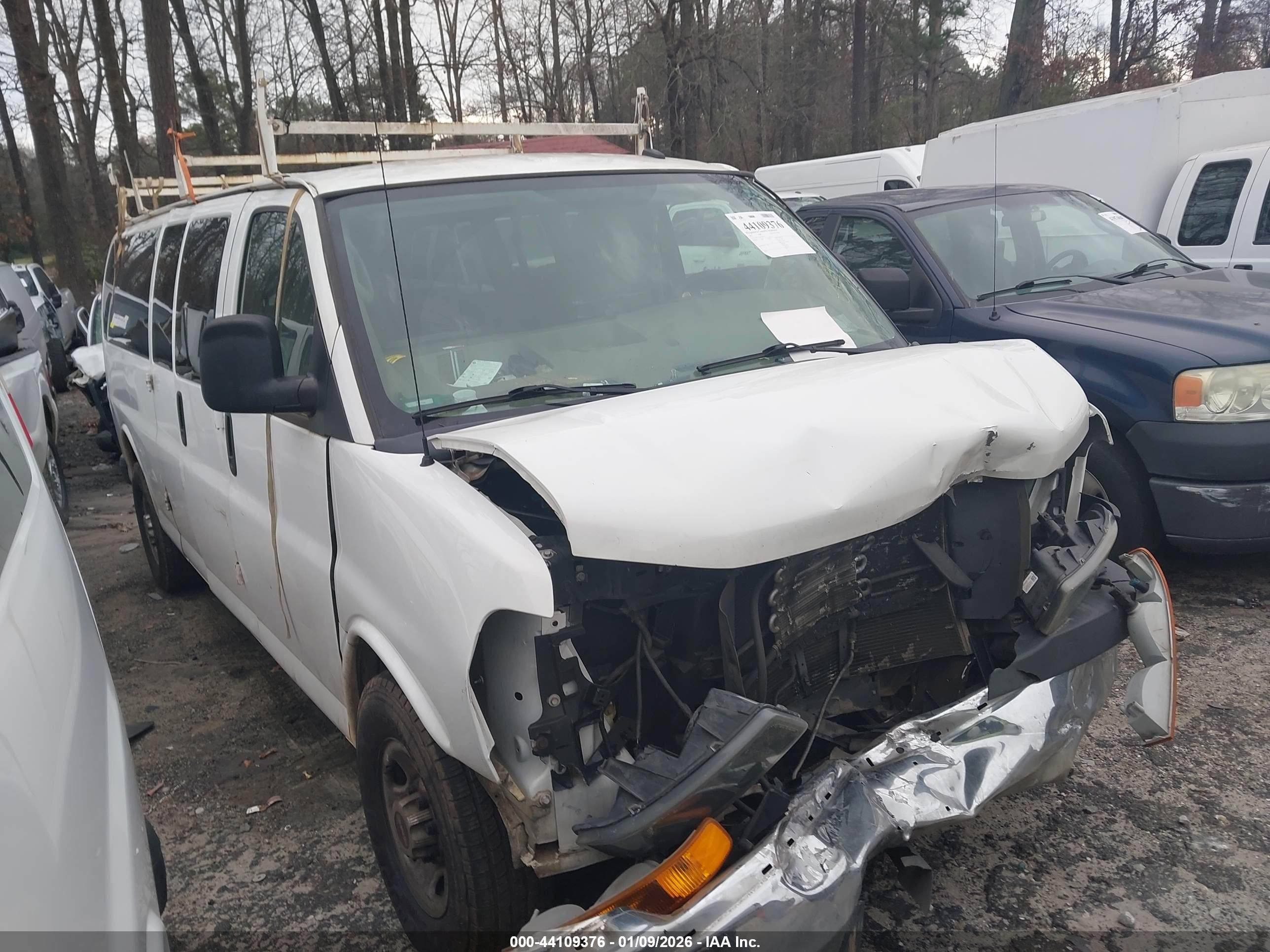 2015 GMC Savana LT, VIN 1GJZ71FG0F1118171 — Front end