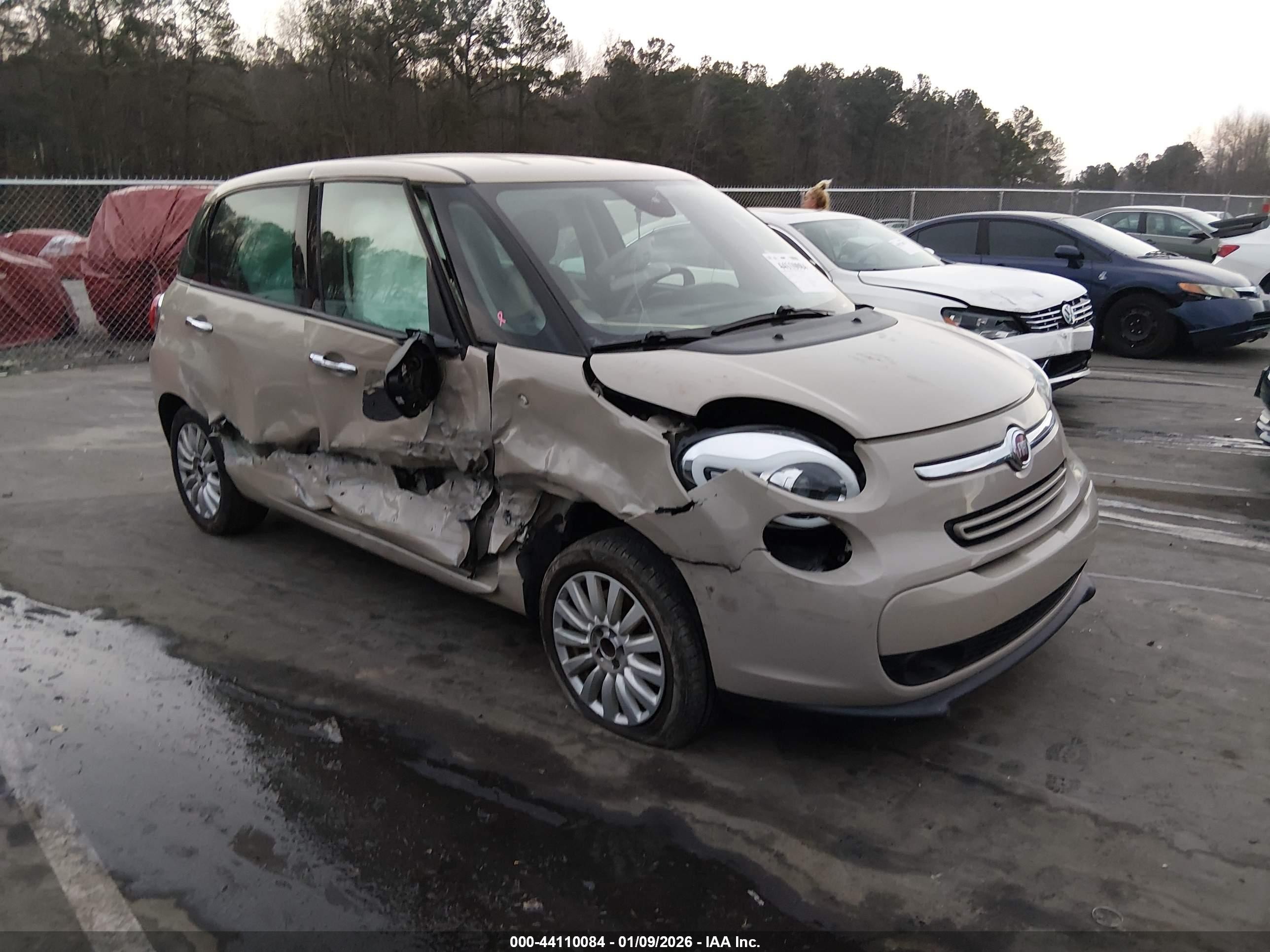 2017 FIAT 500L Pop, VIN ZFBCFAAHXHZ040103 — Front end
