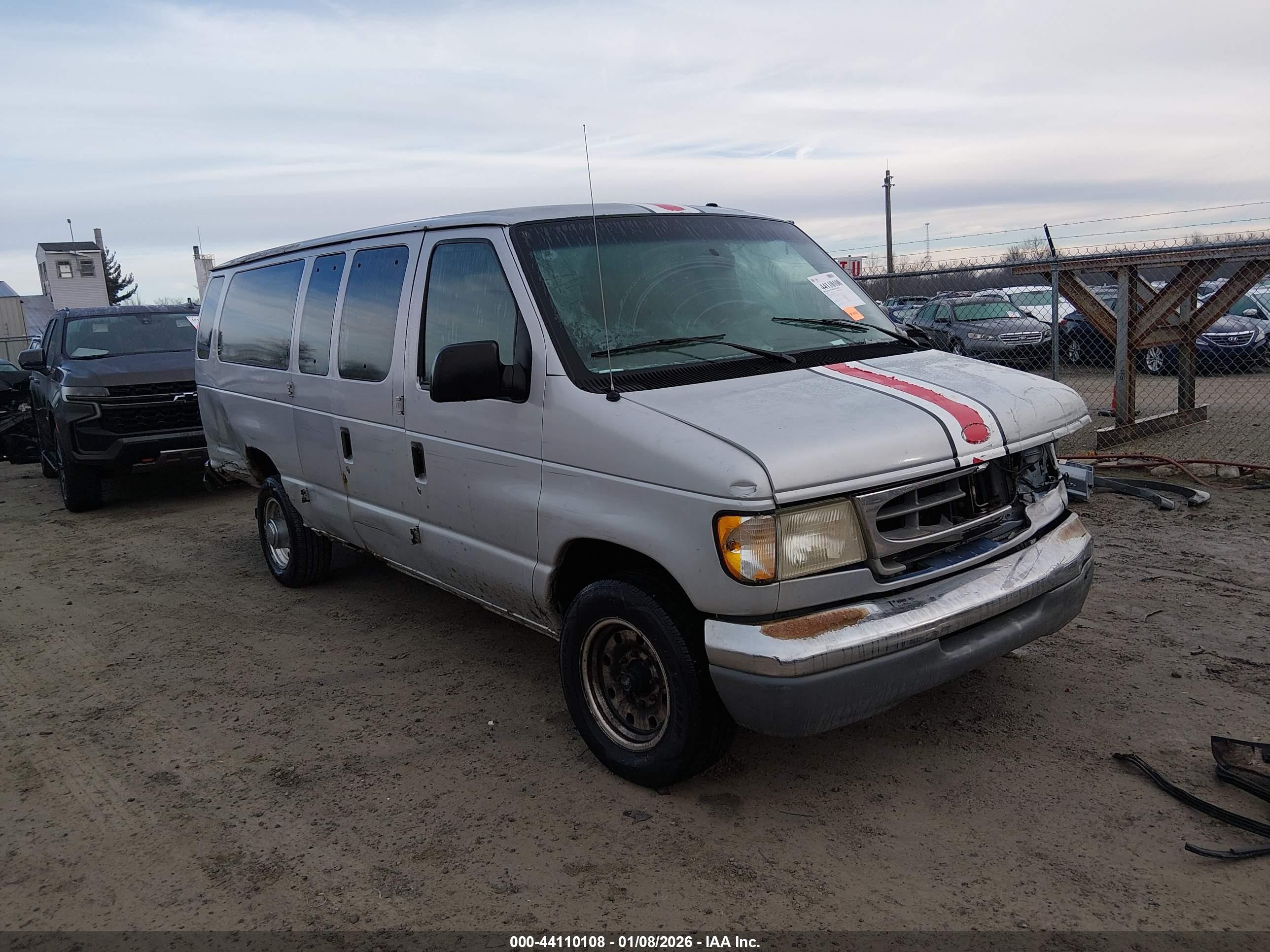 1997 Ford Econoline Wagon XL, VIN 1FBJS31L8VHB08453 — Front end