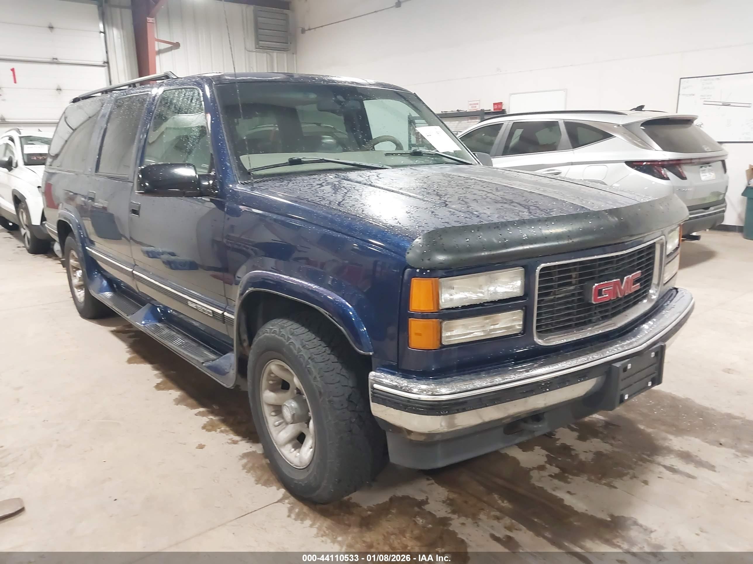 1998 GMC Suburban, VIN 1GDFK16R1WJ706991 — Front end