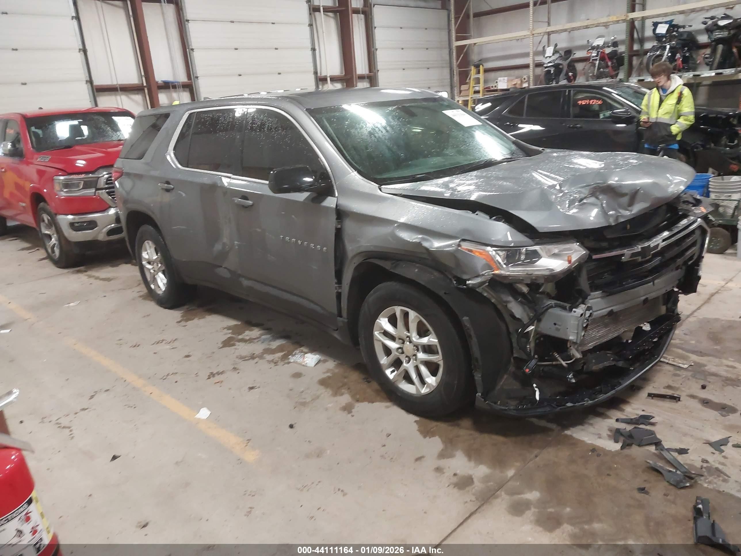 2019 Chevrolet Traverse LS, VIN 1GNEVFKW8KJ264082 — Front end