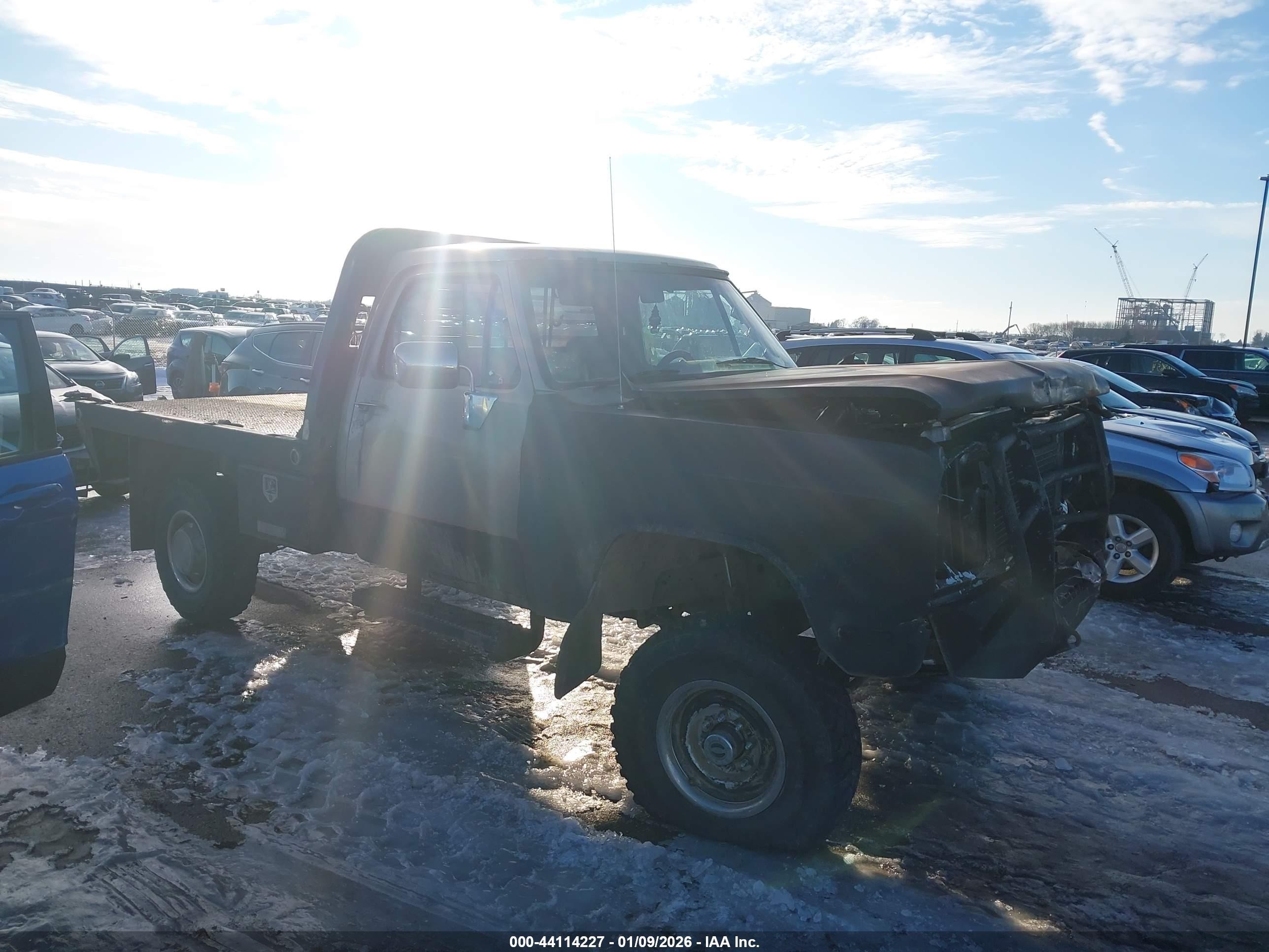1991 Dodge W SERIES, VIN 1B7KM2686MS244591 — Front end