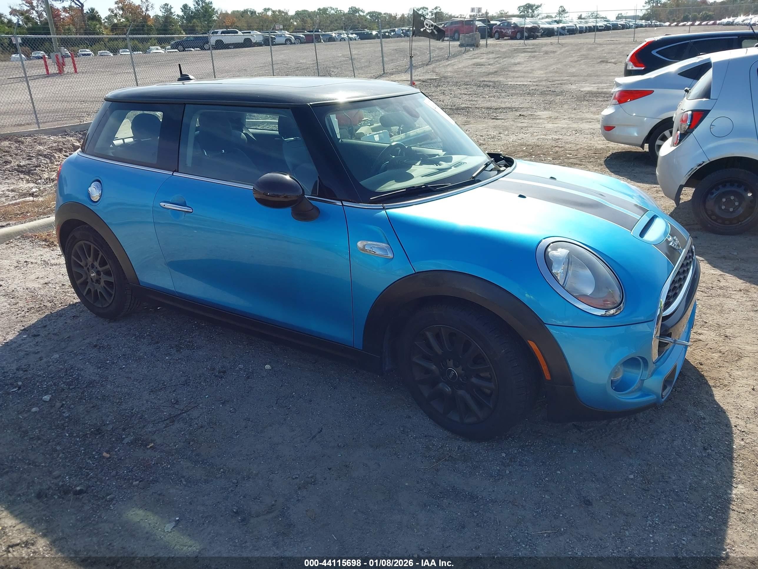 2016 MINI Hardtop S, VIN WMWXP7C56G3B92947 — Перед