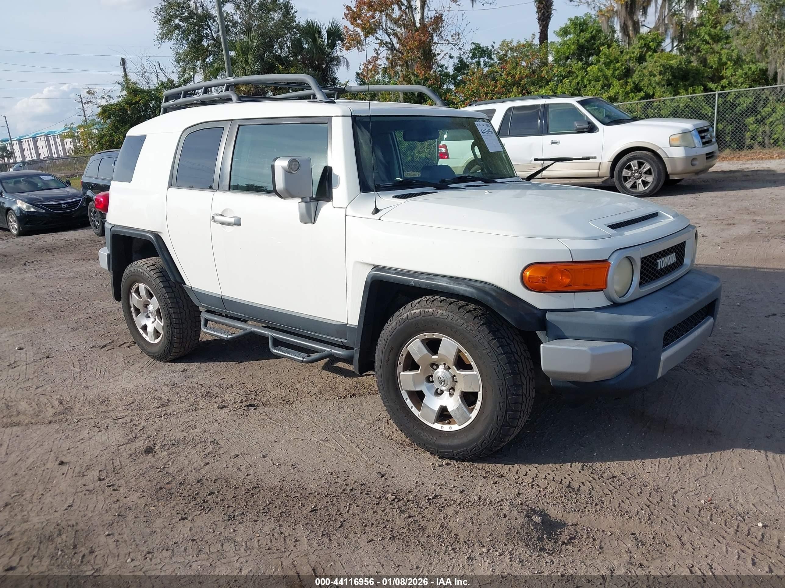 2010 Toyota FJ Cruiser, VIN JTEZU4BF7AK009252 — Front end