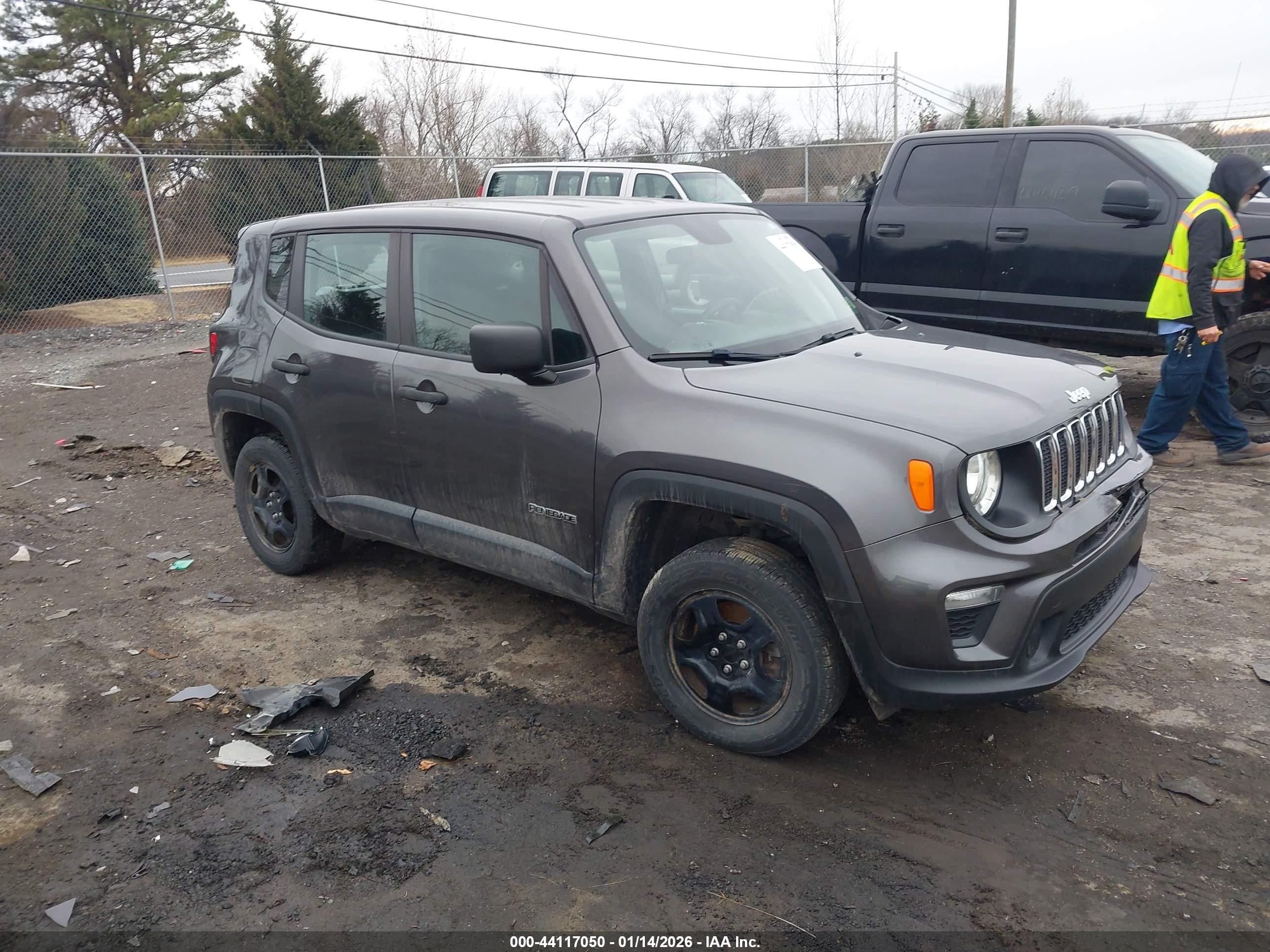 2020 Jeep Renegade Jeepster, VIN ZACNJBAB5LPL22241 — Зад