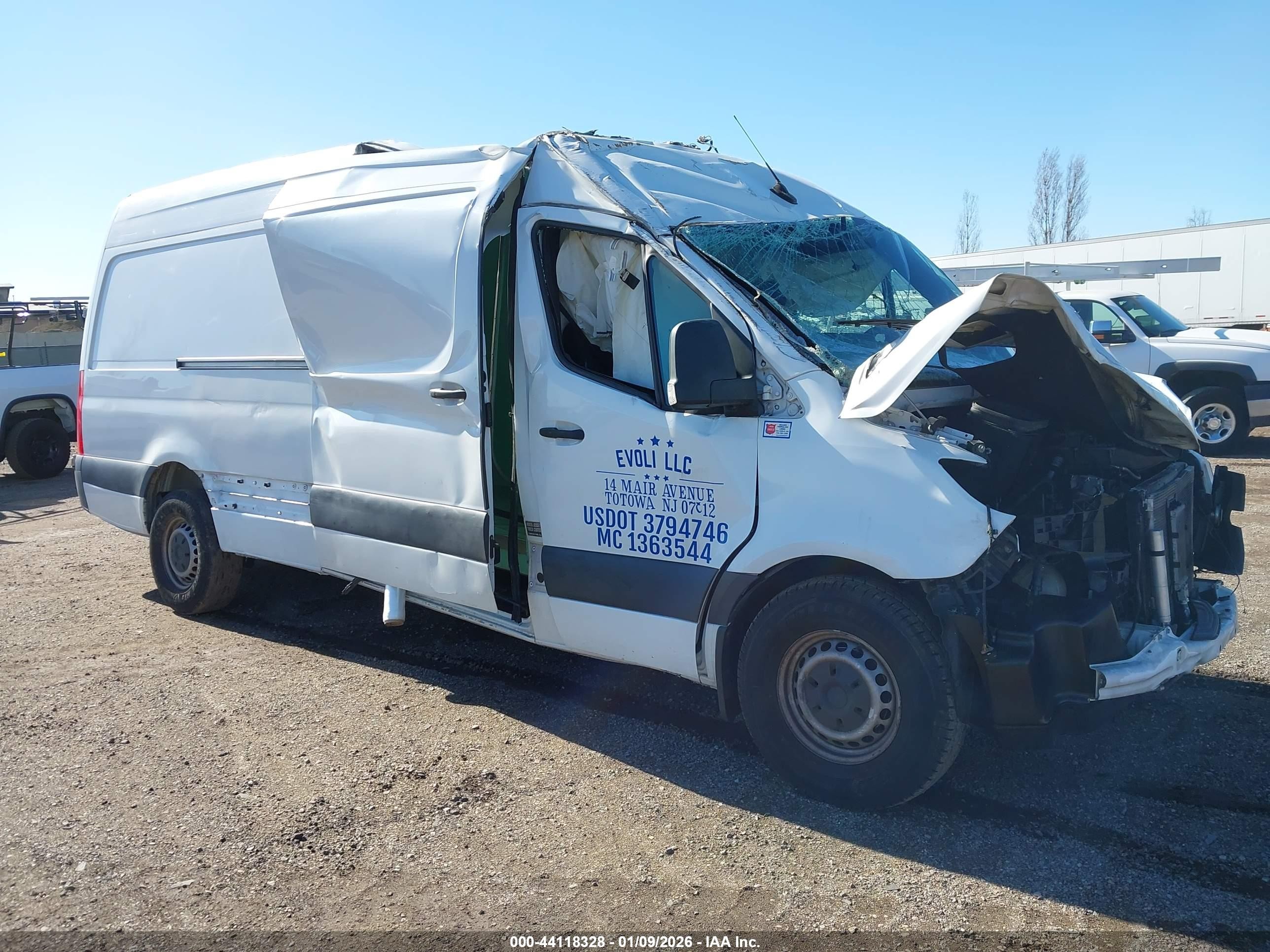 2019 Freightliner Sprinter, VIN WDRPF1CD1KP061367 — Front end