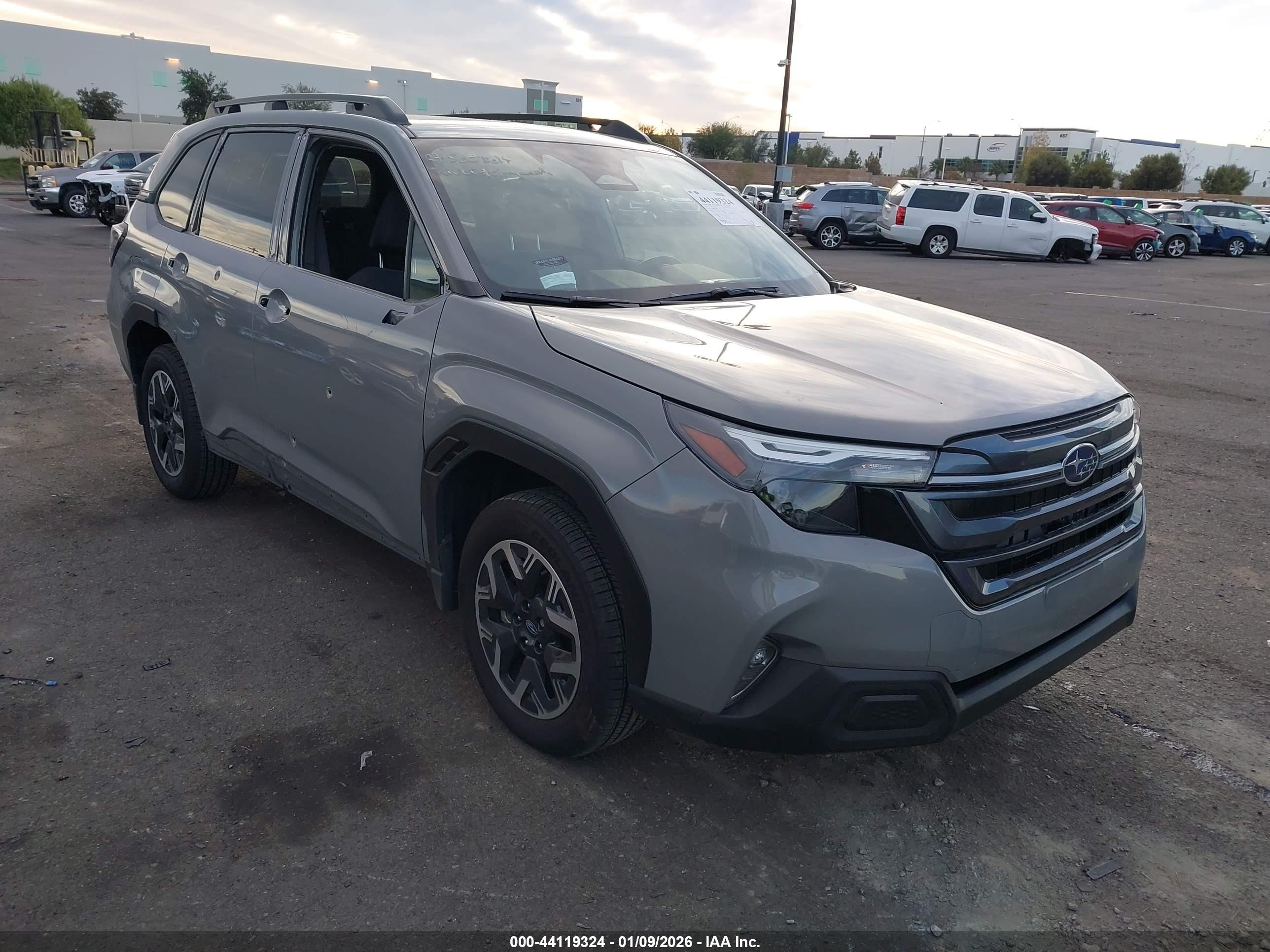 2025 Subaru Forester Premium, VIN JF2SLDBC0SH604717 — Бок