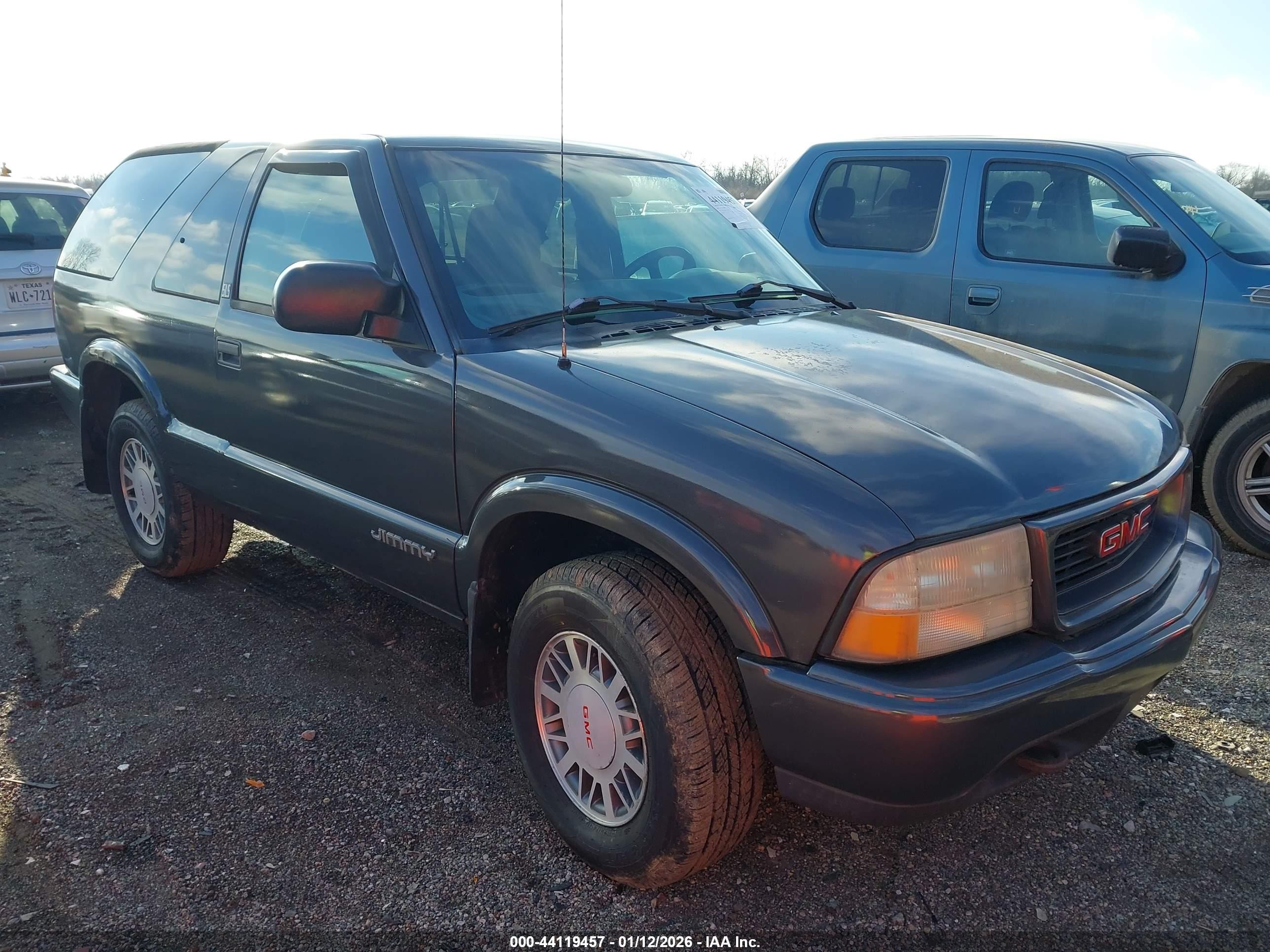 2001 GMC Jimmy SLS Comfort/Convenience, VIN 1GKCT18W71K175407 — Перед