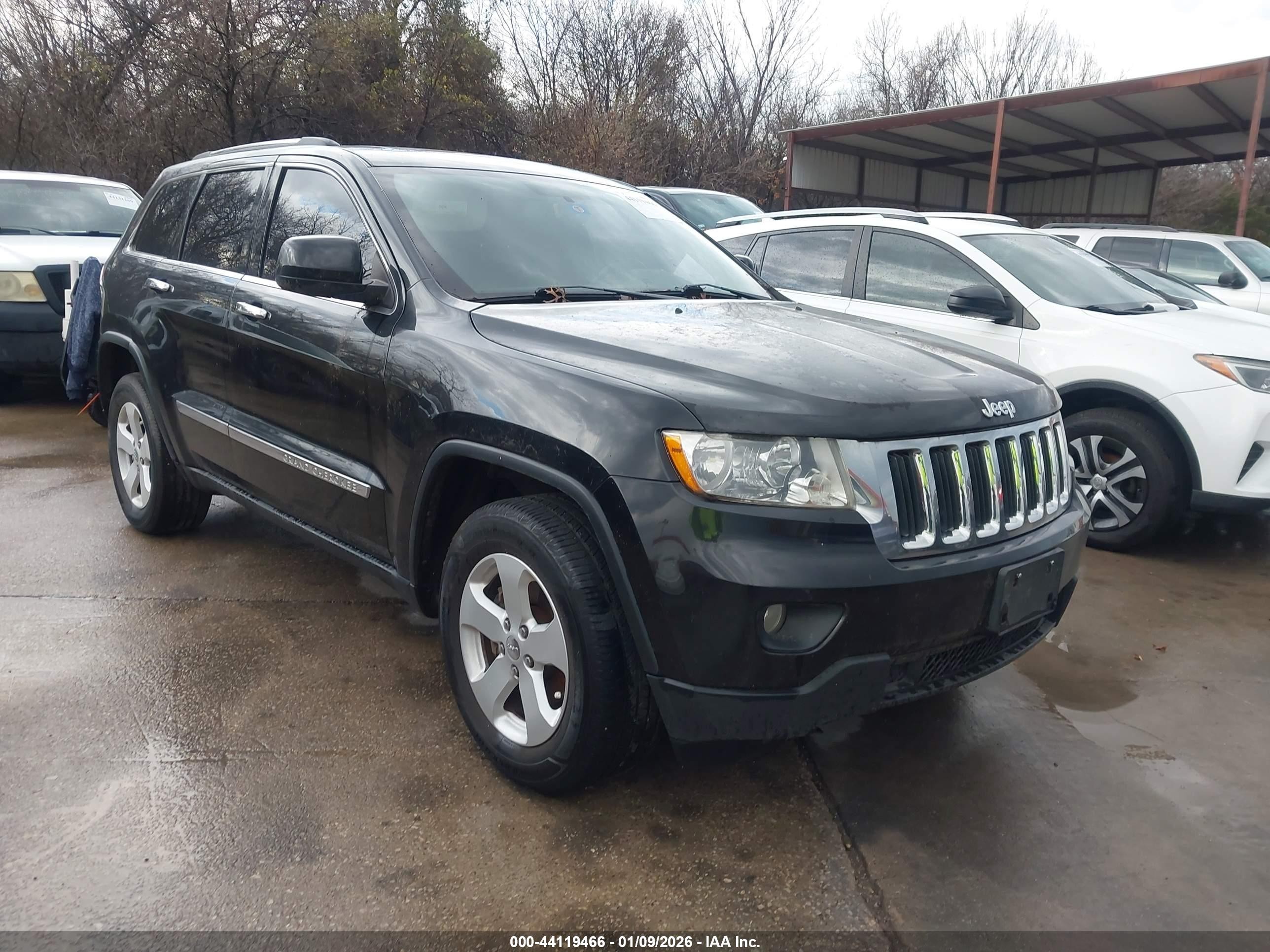 2013 Jeep Grand Cherokee Laredo, VIN 1C4RJFAG0DC549205 — Front end
