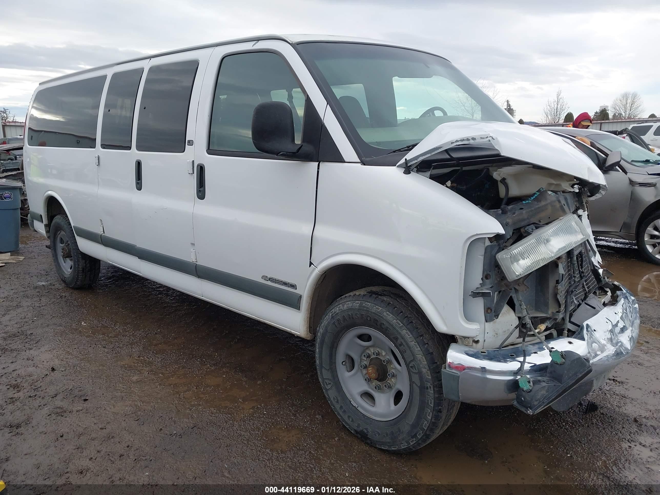 2001 Chevrolet Express, VIN 1GAHG39R911221487 — Front end