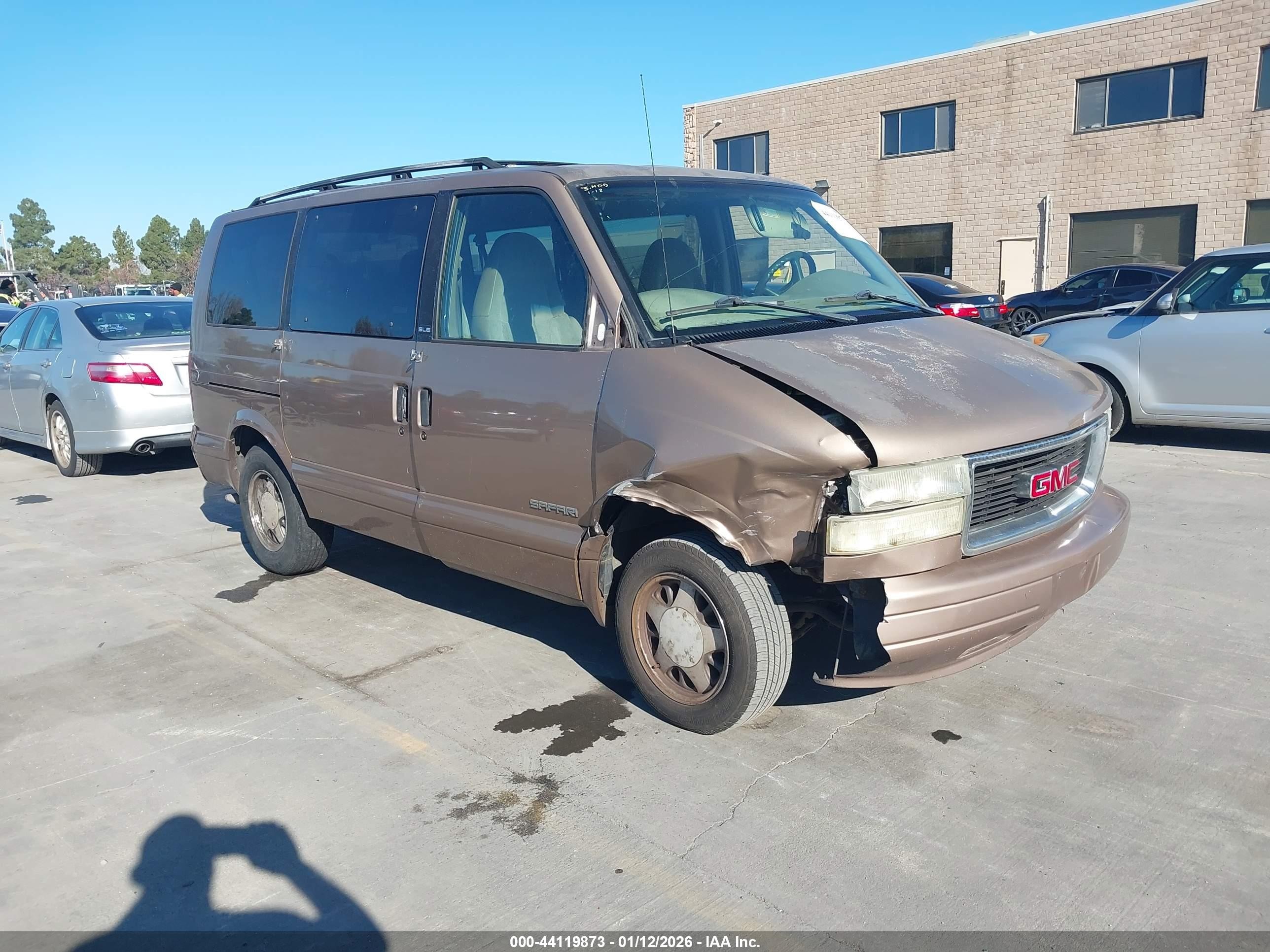 2001 GMC Safari, VIN 1GKDM19W51B522233 — Front end