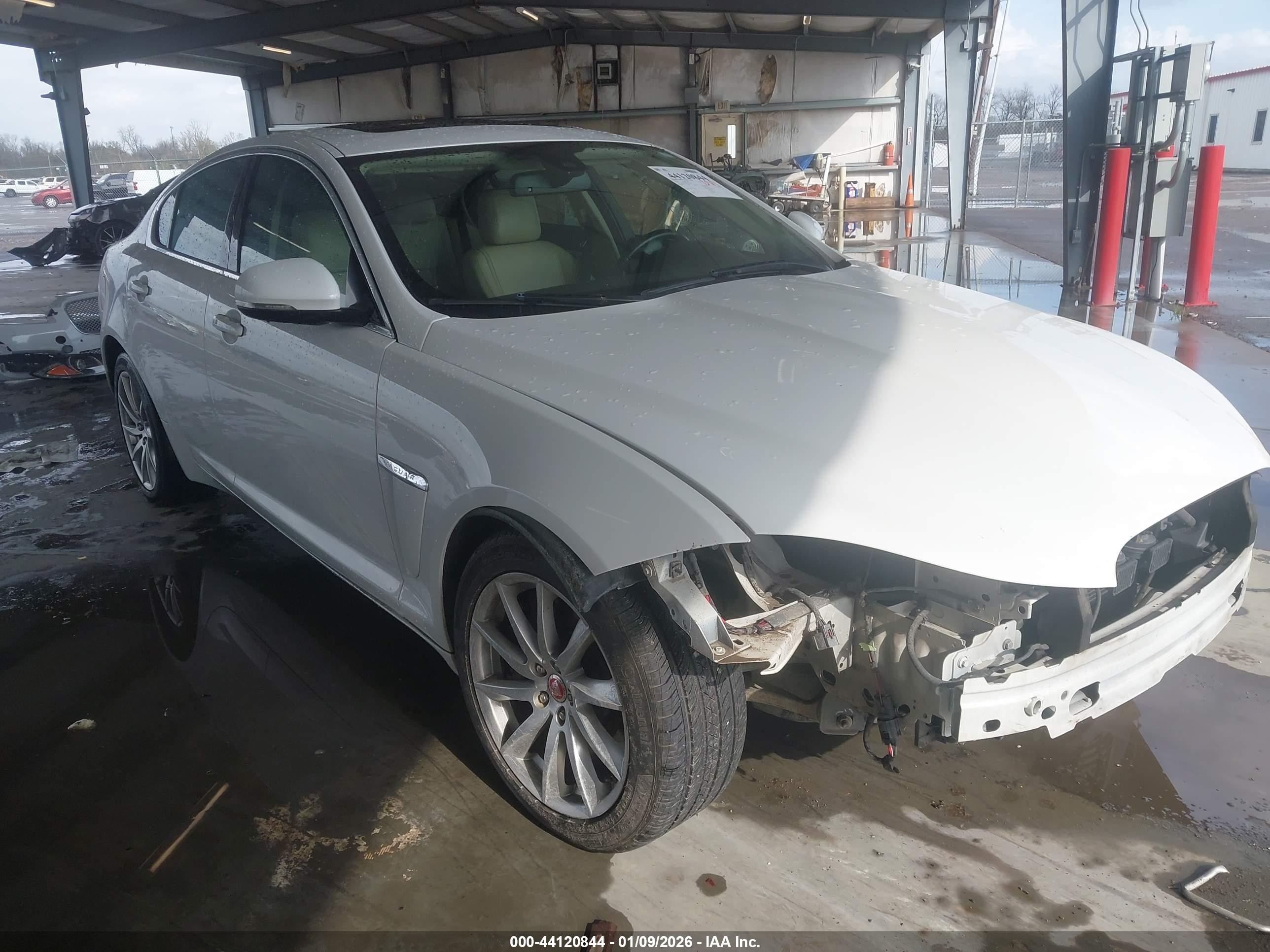 2015 Jaguar XF T Premium, VIN SAJWA0FS4FPU43267 — Front end