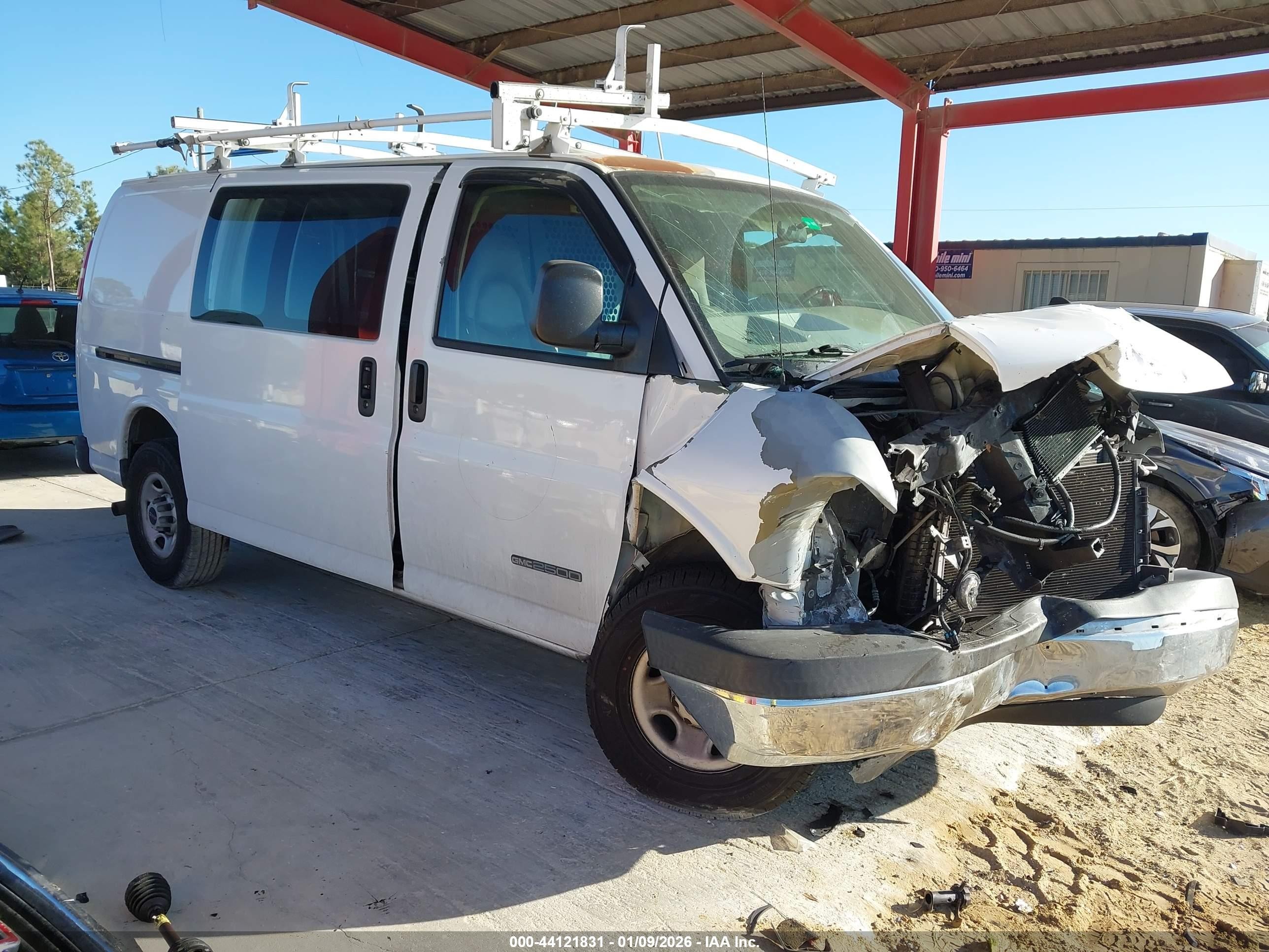2005 GMC Savana Cargo, VIN 1GTGG25U751220156 — Front end