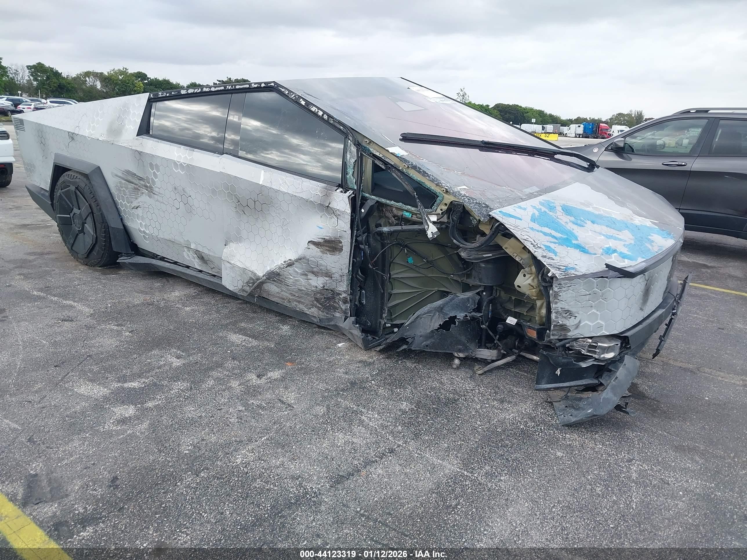 2024 Tesla Cybertruck, VIN 7G2CEHED4RA000603 — Side