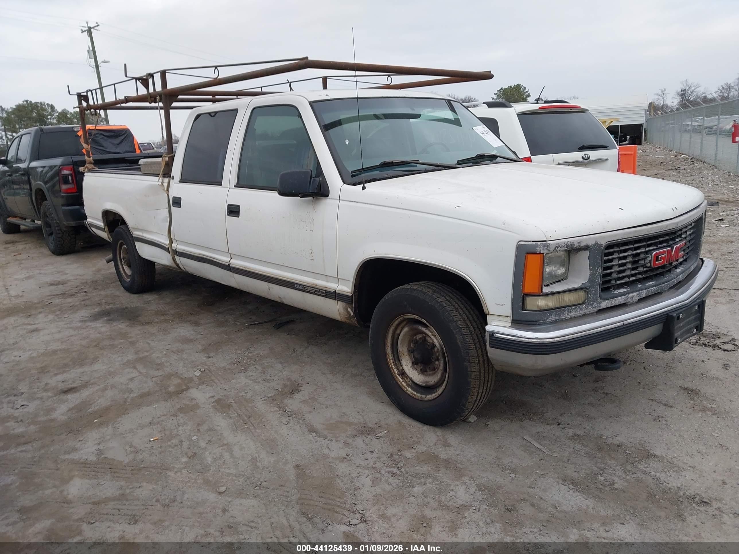 2000 GMC Sierra 3500, VIN 1GTGC33R4YF510216 — Side