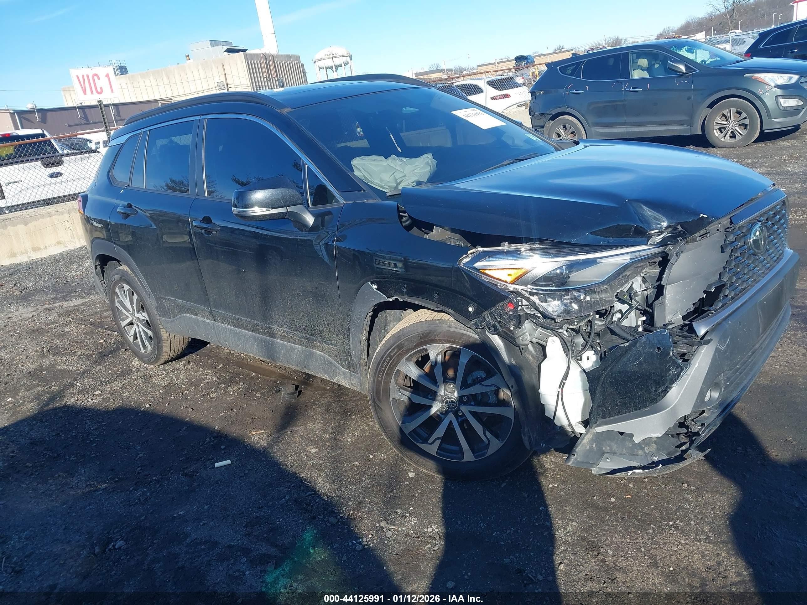 2024 Toyota Corolla Cross XLE, VIN 7MUDAABG6RV097333 — Front end