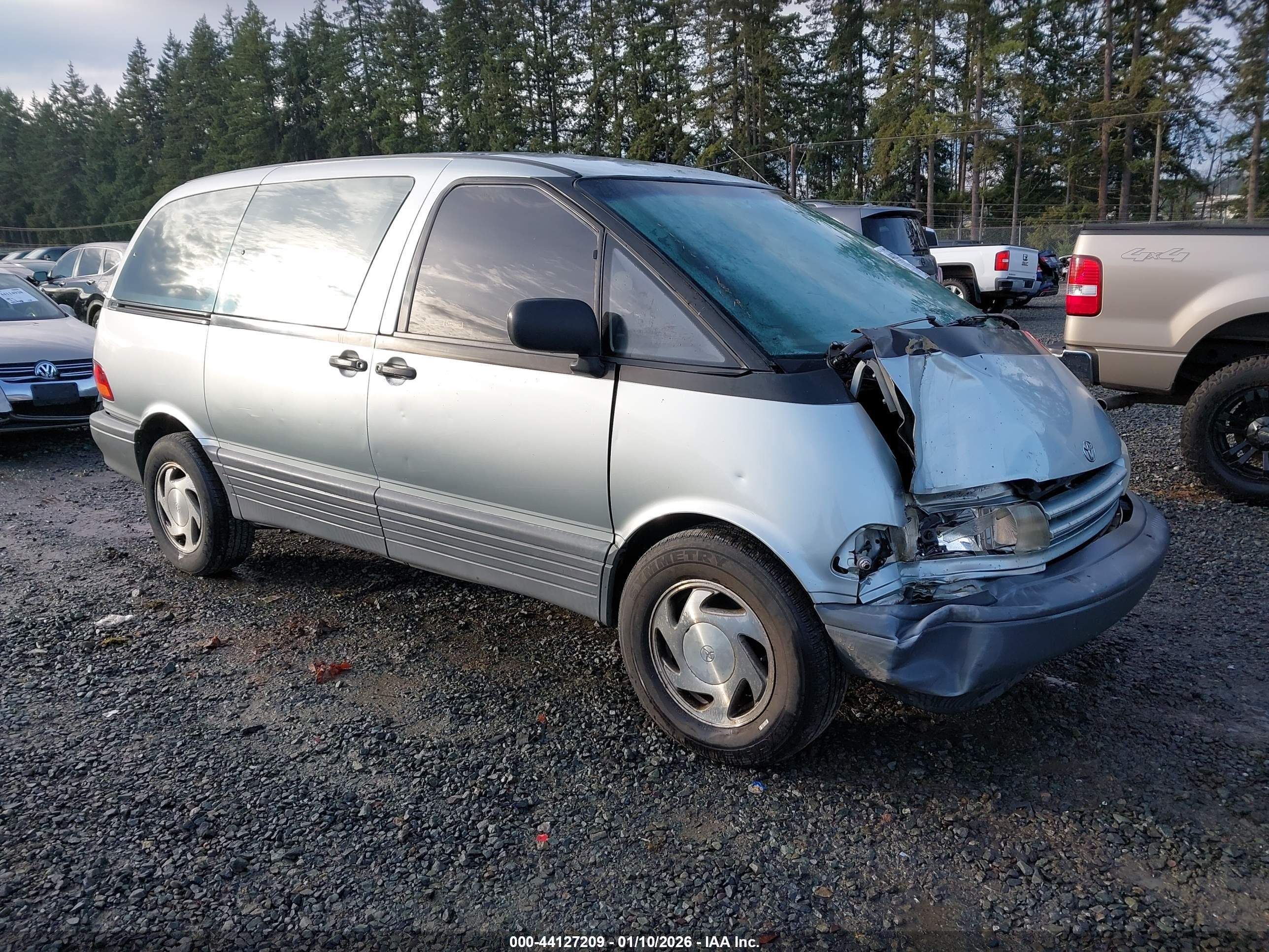 1992 Toyota Previa LE, VIN JT3AC12R5N1015984 — Front end
