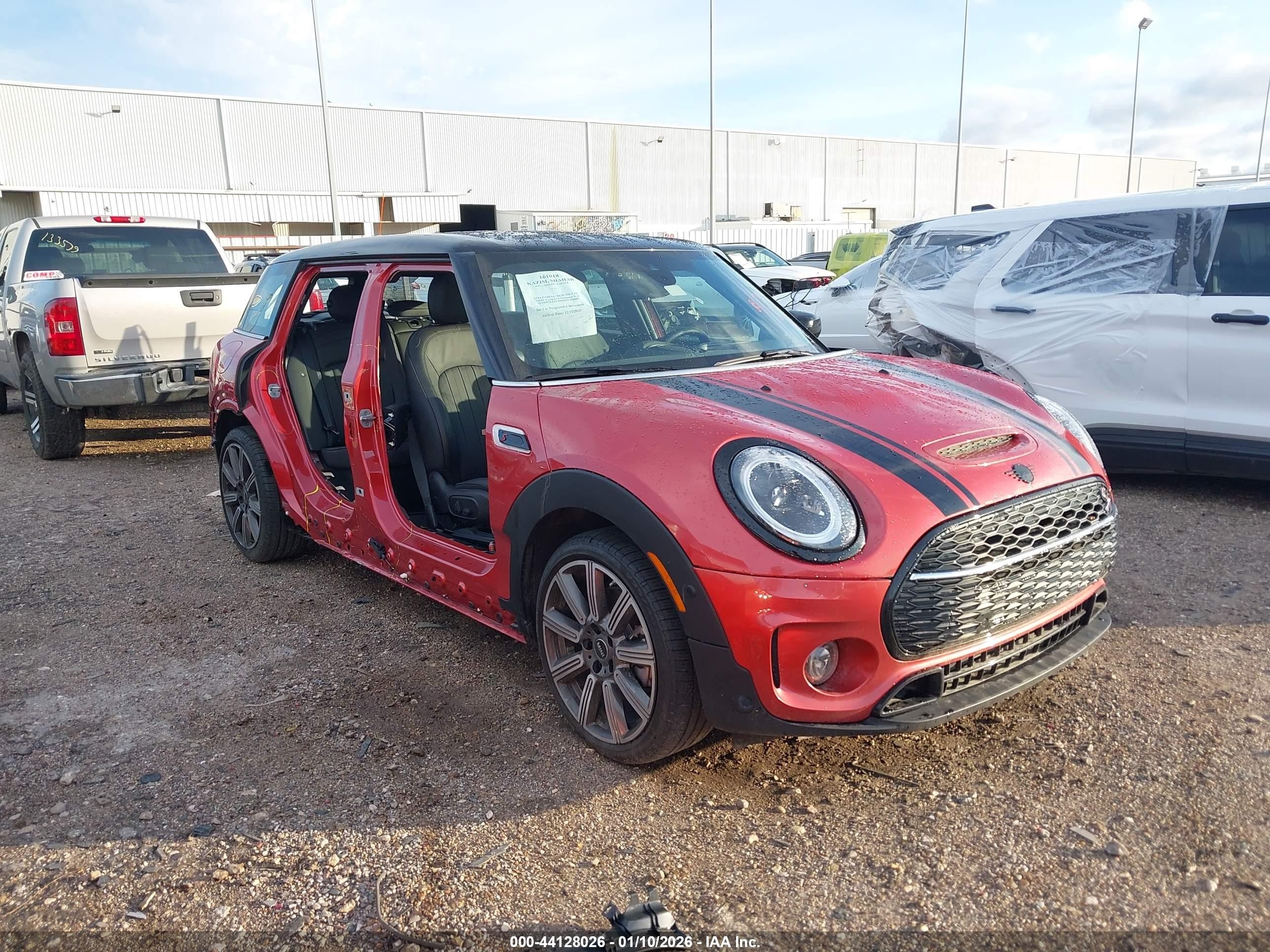 2024 MINI Clubman Cooper S, VIN WMWXJ1C0XR2V49569 — Бок