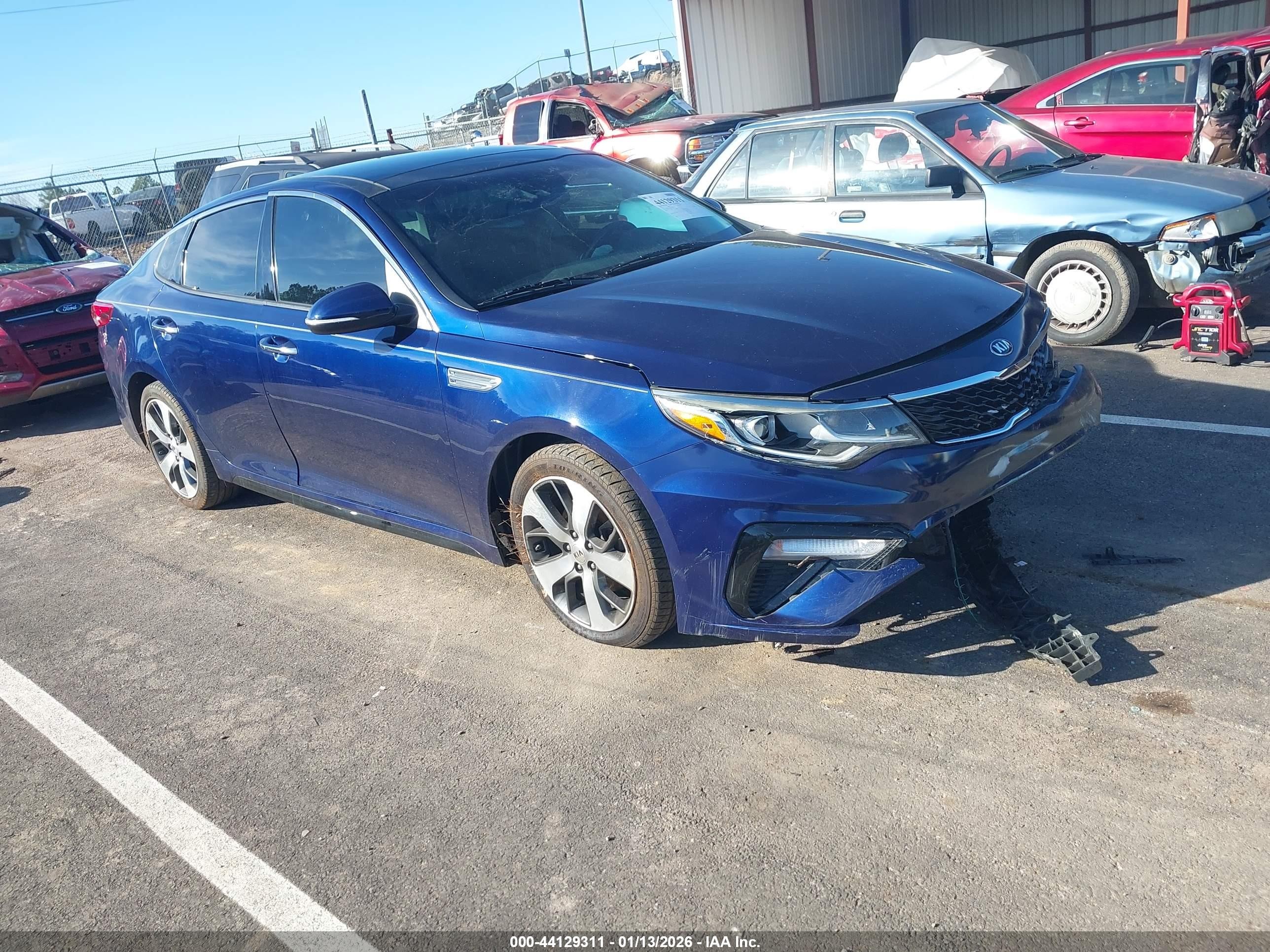 2019 Kia Optima LX, VIN 5XXGT4L37KG377879 — Front end