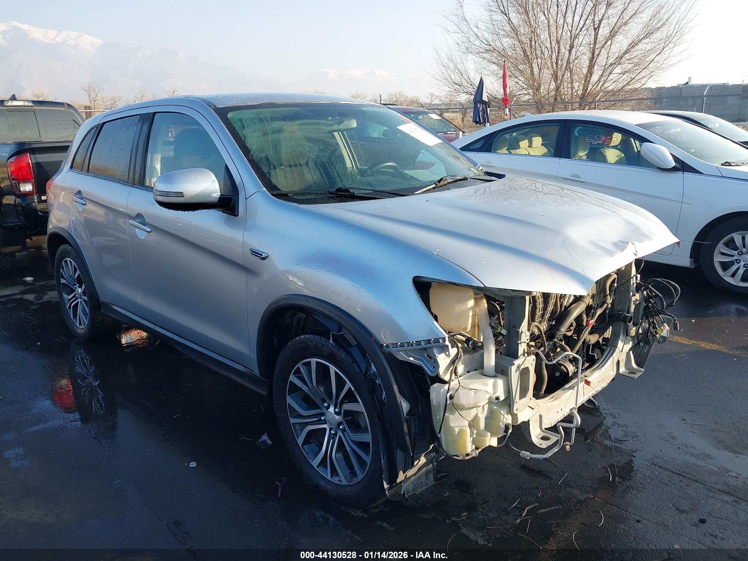 2019 Mitsubishi Outlander ES, VIN JA4AR3AU5KU013605 — Front end