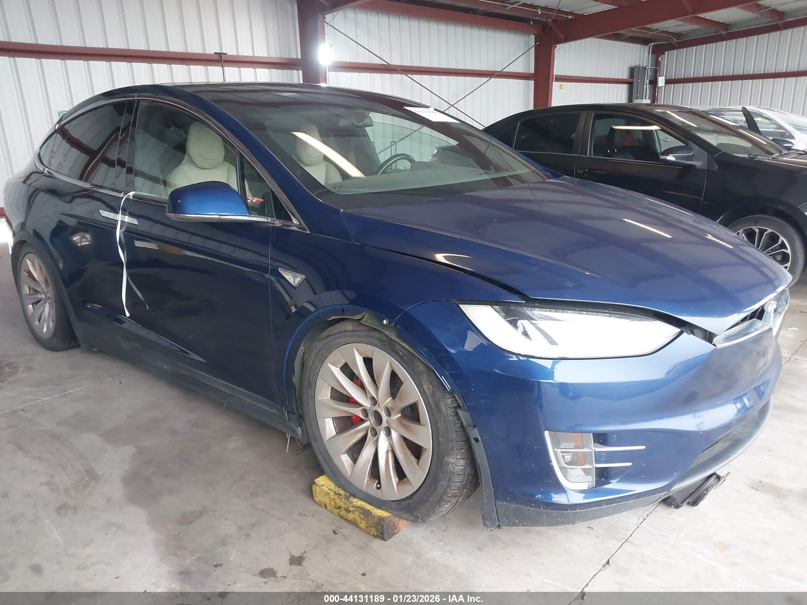 2016 Tesla Model X P90D, VIN 5YJXCBE4XGF006994 — Фото с аукциона
