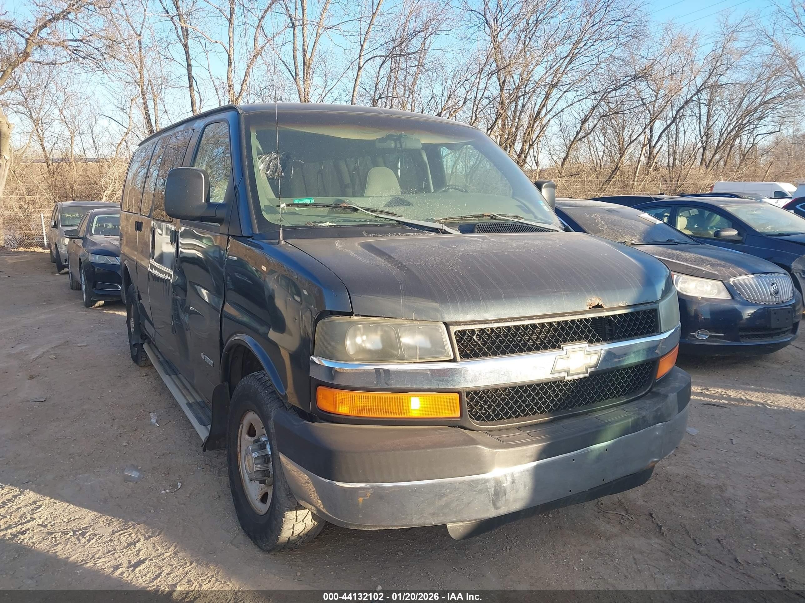 2004 Chevrolet Express Passenger, VIN 1GAHG35U041180049 — Side