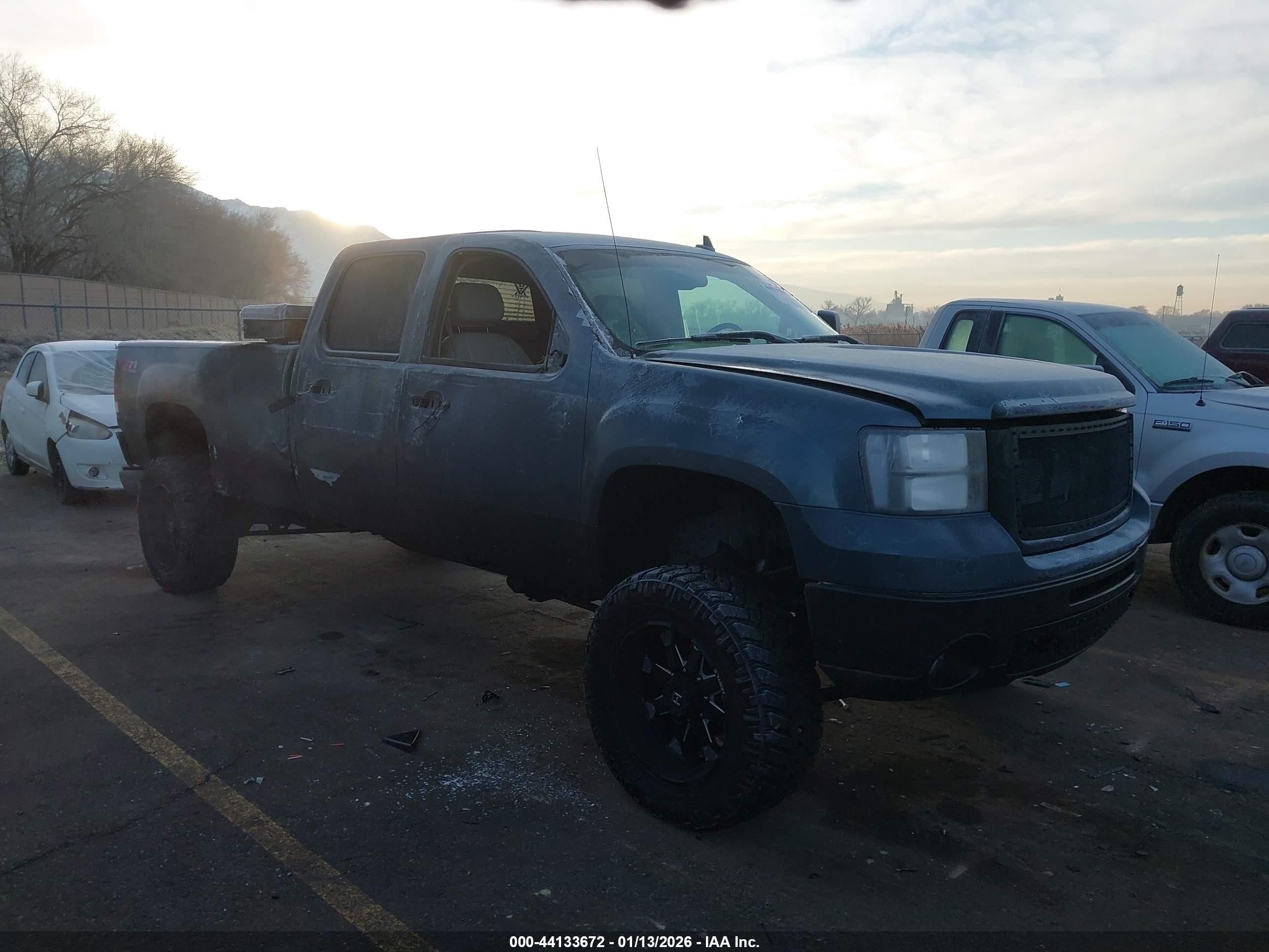2008 GMC Sierra 3500HD SRW SLT, VIN 1GTHK33628F173090 — Side